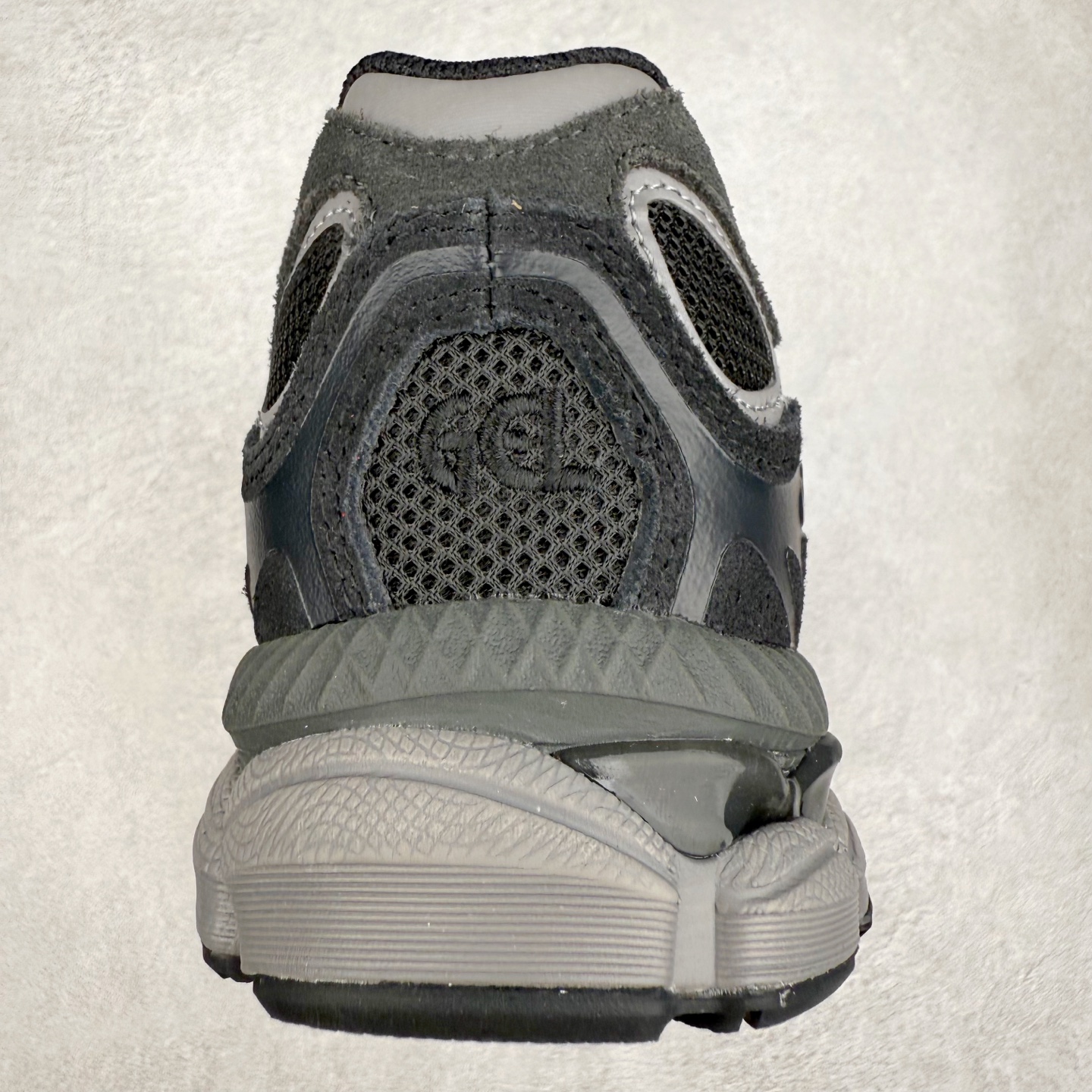 图片[8]-＃ZC总裁 Asics GEL-NYC 亚瑟士防滑耐磨透气低帮运动休闲鞋 GEL-NYC™ 运动鞋的灵感源自传统和现代高性能跑步风格 其鞋面结构参考了 2000 年代初的 GEL-NIMBUS™ 3 鞋 并将其与 MC-PLUS V 设计中的各种装饰融为一体 该工装通过使用 GEL-CUMULUS® 16 鞋的工装系统来对比鞋面的复古风格 通过轻质泡沫和 GEL® 技术嵌入物的结合 这种中底结构有助于创造先进的脚底舒适度 尺码：36 37 37.5 38 39 40.5 41.5 42 42.5 43.5 44 45 46.5 47-选品中心