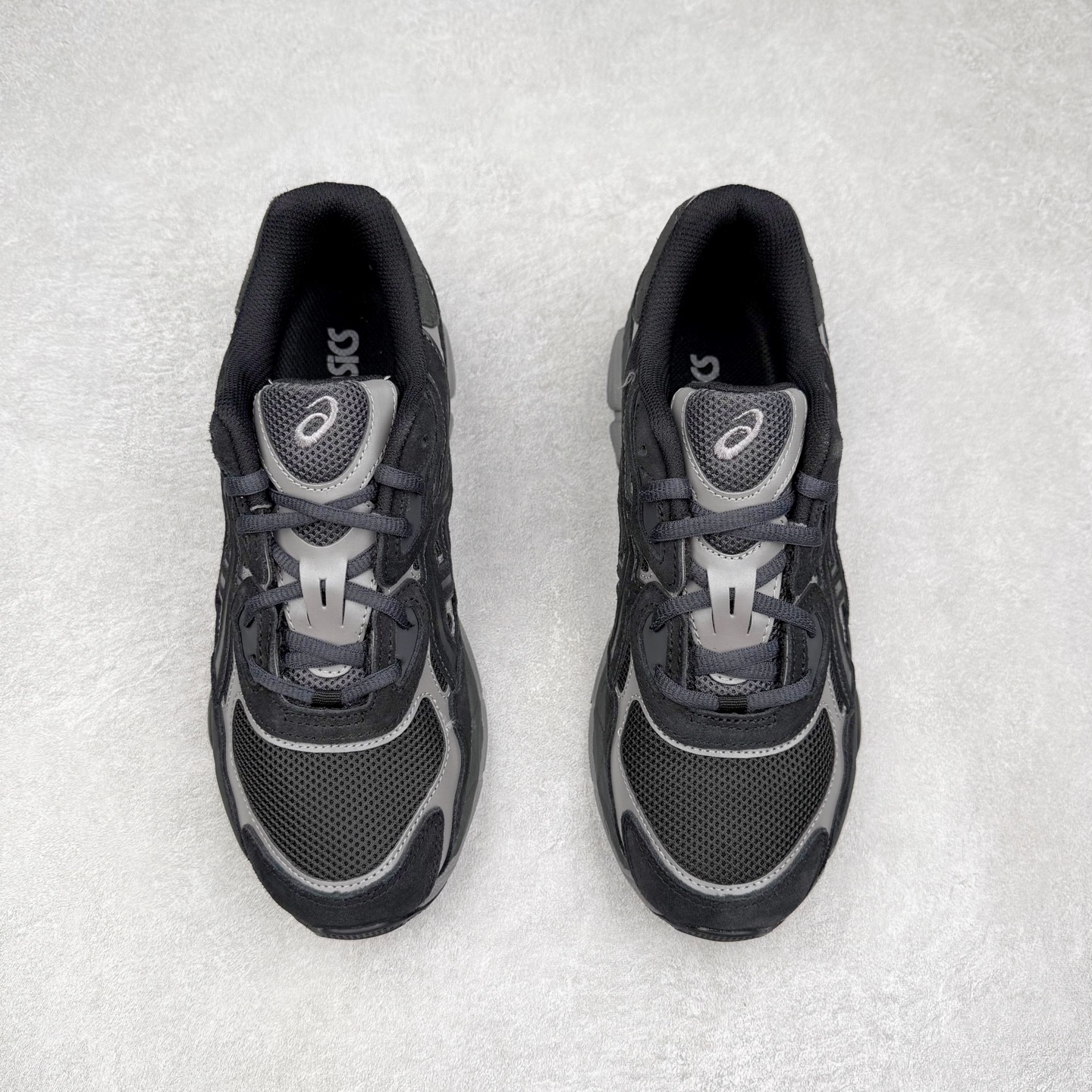 图片[2]-＃ZC总裁 Asics GEL-NYC 亚瑟士防滑耐磨透气低帮运动休闲鞋 GEL-NYC™ 运动鞋的灵感源自传统和现代高性能跑步风格 其鞋面结构参考了 2000 年代初的 GEL-NIMBUS™ 3 鞋 并将其与 MC-PLUS V 设计中的各种装饰融为一体 该工装通过使用 GEL-CUMULUS® 16 鞋的工装系统来对比鞋面的复古风格 通过轻质泡沫和 GEL® 技术嵌入物的结合 这种中底结构有助于创造先进的脚底舒适度 尺码：36 37 37.5 38 39 40.5 41.5 42 42.5 43.5 44 45 46.5 47-选品中心