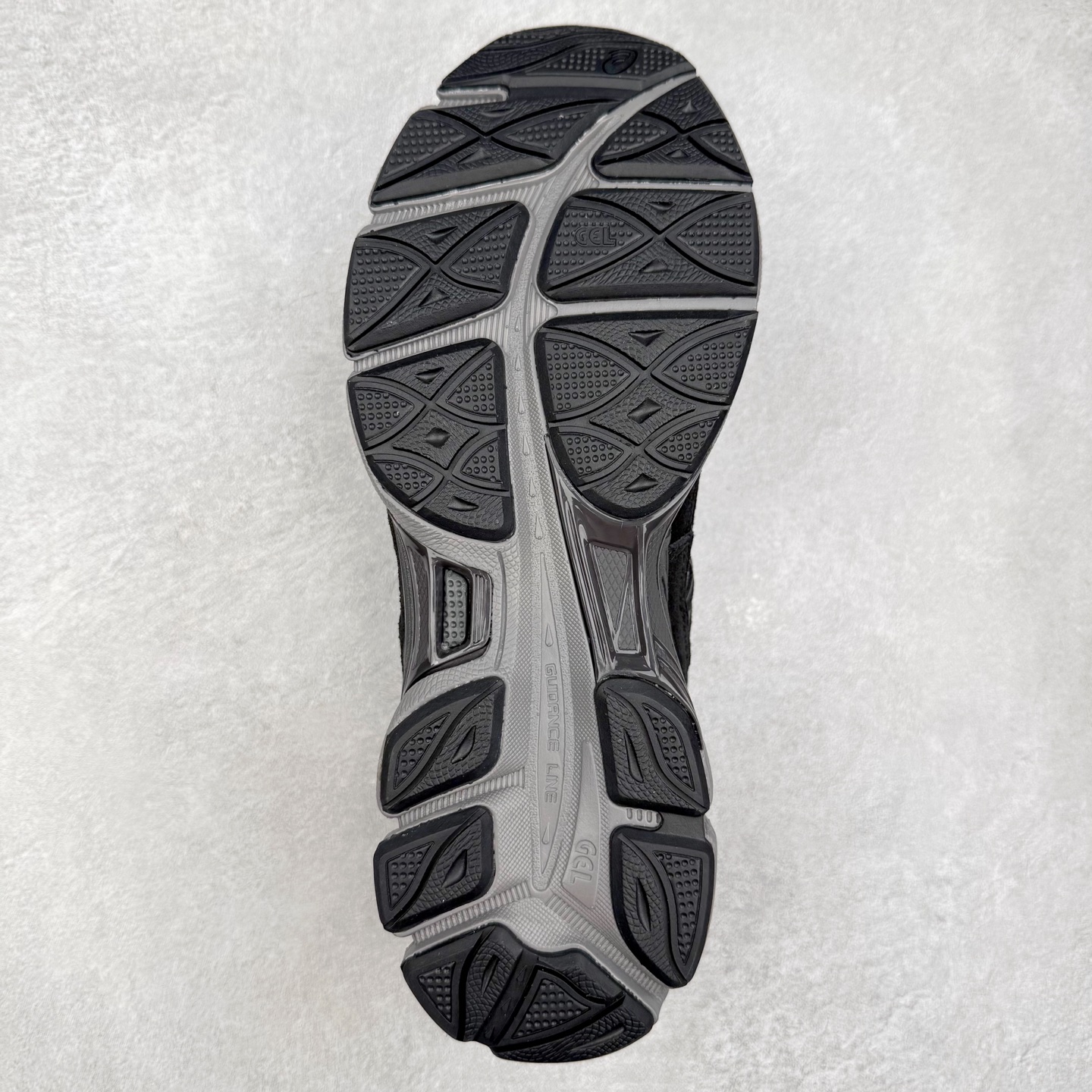 图片[9]-＃ZC总裁 Asics GEL-NYC 亚瑟士防滑耐磨透气低帮运动休闲鞋 GEL-NYC™ 运动鞋的灵感源自传统和现代高性能跑步风格 其鞋面结构参考了 2000 年代初的 GEL-NIMBUS™ 3 鞋 并将其与 MC-PLUS V 设计中的各种装饰融为一体 该工装通过使用 GEL-CUMULUS® 16 鞋的工装系统来对比鞋面的复古风格 通过轻质泡沫和 GEL® 技术嵌入物的结合 这种中底结构有助于创造先进的脚底舒适度 尺码：36 37 37.5 38 39 40.5 41.5 42 42.5 43.5 44 45 46.5 47-选品中心