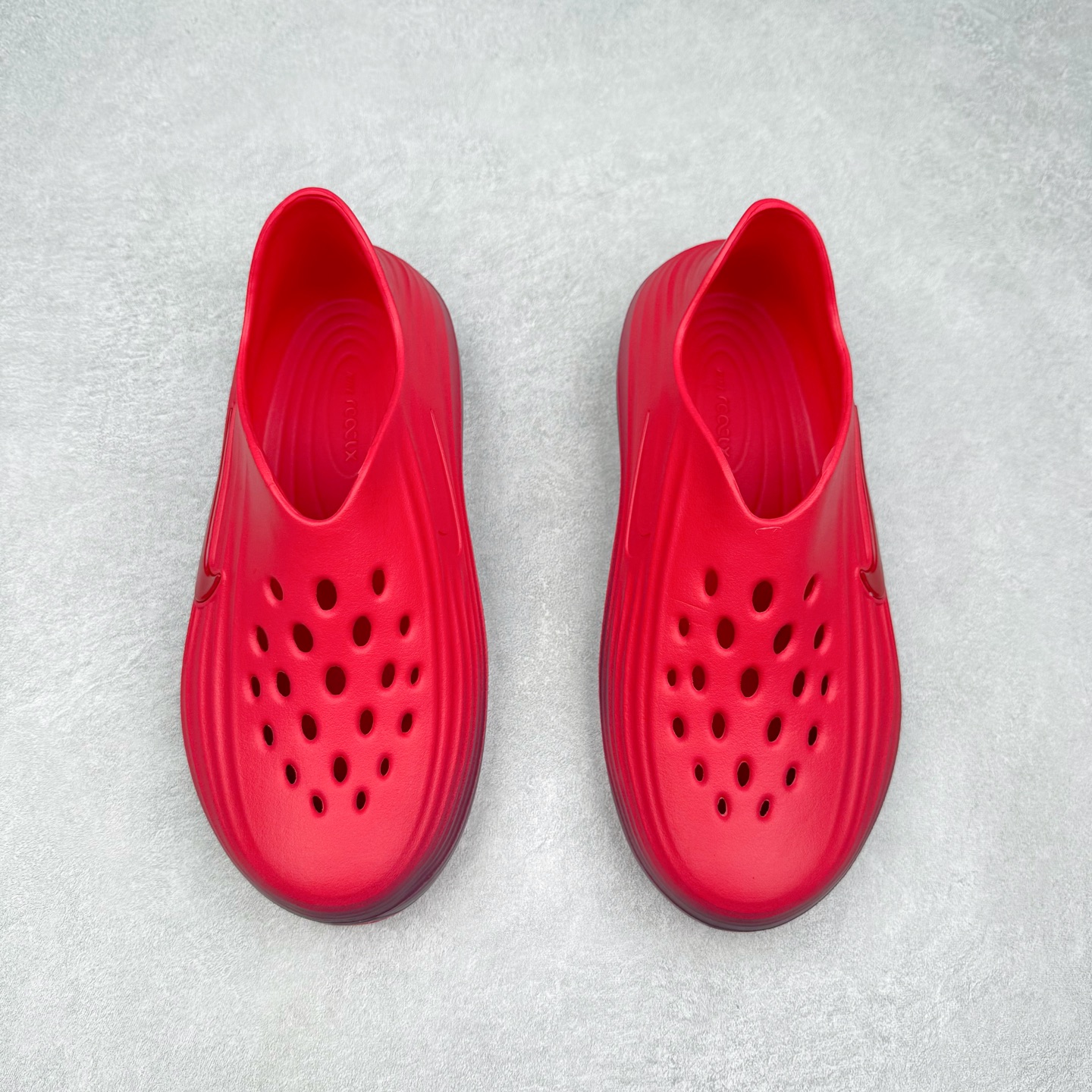 图片[2]-NK ReactX Rejuven8 简约舒适百搭洞洞鞋 从名字就能看出，这款鞋搭载了React X缓震科技，保证了舒适的脚感和轻盈的穿着体验。设计上，这双鞋采用了近几年非常流行的洞洞鞋风格，但特别之处在于加入了波浪纹路细节，让整个鞋型看起来更有立体感，视觉上也增添了几分现代感。尺码：36 36.5 37.5 38 38.5 39 40 40.5 41 42 42.5 43 44 44.5 45-选品中心