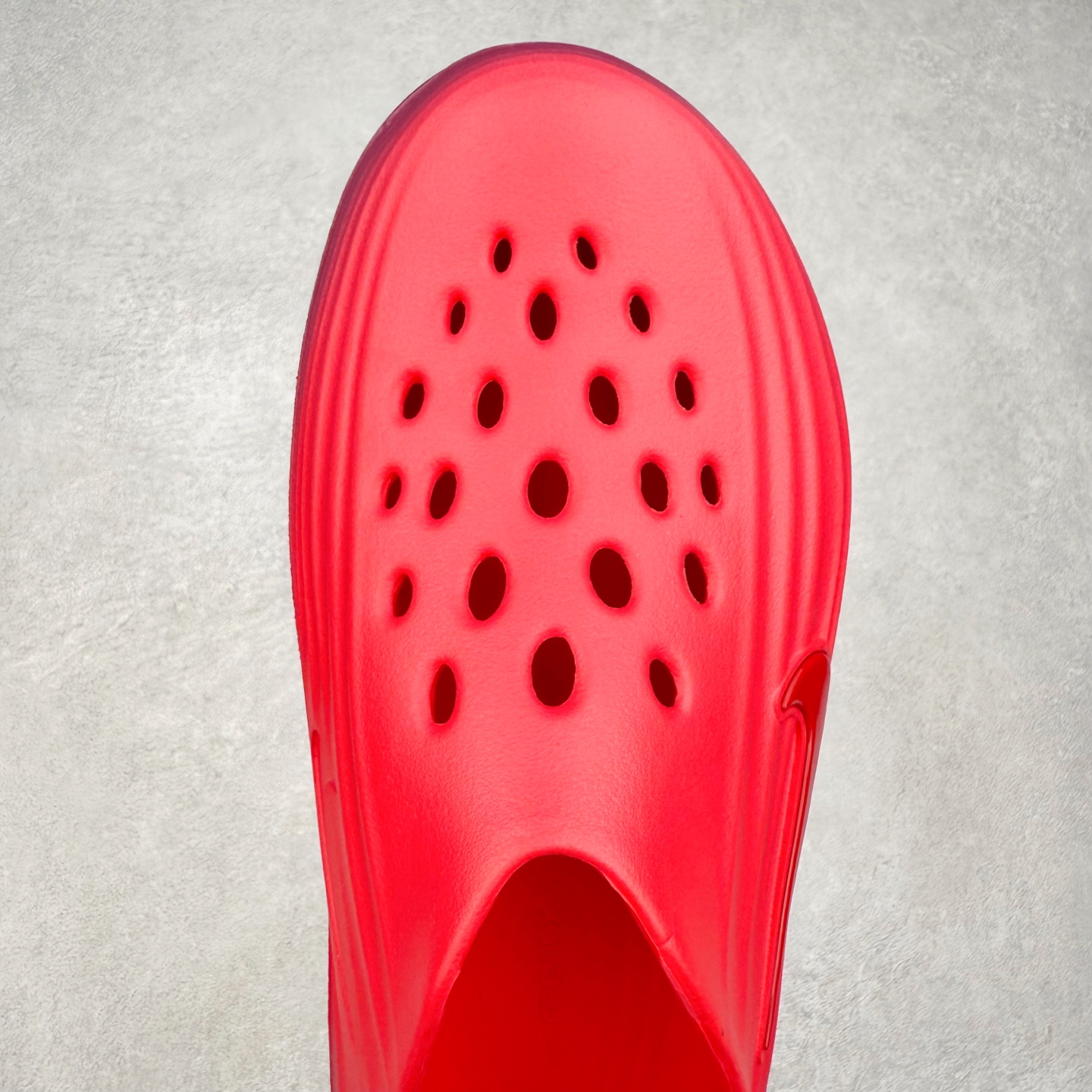 图片[4]-NK ReactX Rejuven8 简约舒适百搭洞洞鞋 从名字就能看出，这款鞋搭载了React X缓震科技，保证了舒适的脚感和轻盈的穿着体验。设计上，这双鞋采用了近几年非常流行的洞洞鞋风格，但特别之处在于加入了波浪纹路细节，让整个鞋型看起来更有立体感，视觉上也增添了几分现代感。尺码：36 36.5 37.5 38 38.5 39 40 40.5 41 42 42.5 43 44 44.5 45-选品中心