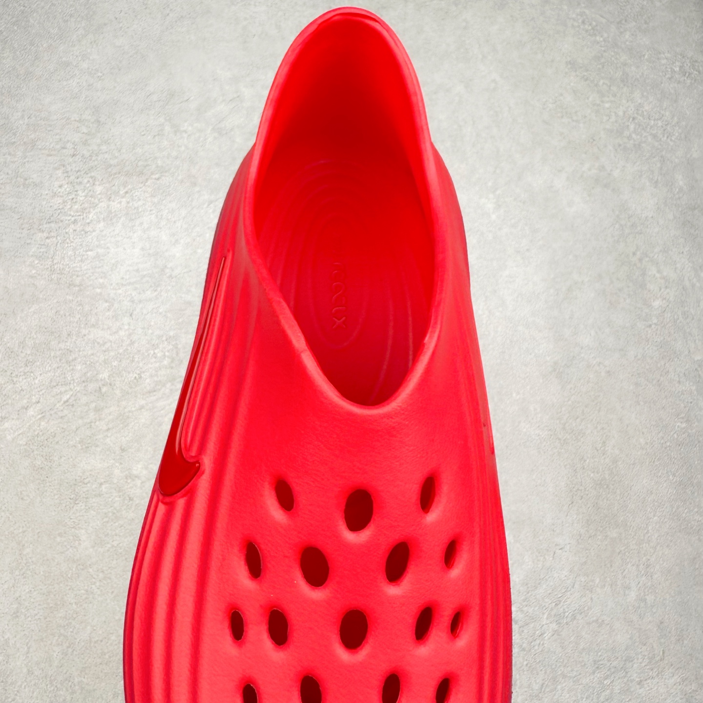 图片[5]-NK ReactX Rejuven8 简约舒适百搭洞洞鞋 从名字就能看出，这款鞋搭载了React X缓震科技，保证了舒适的脚感和轻盈的穿着体验。设计上，这双鞋采用了近几年非常流行的洞洞鞋风格，但特别之处在于加入了波浪纹路细节，让整个鞋型看起来更有立体感，视觉上也增添了几分现代感。尺码：36 36.5 37.5 38 38.5 39 40 40.5 41 42 42.5 43 44 44.5 45-选品中心