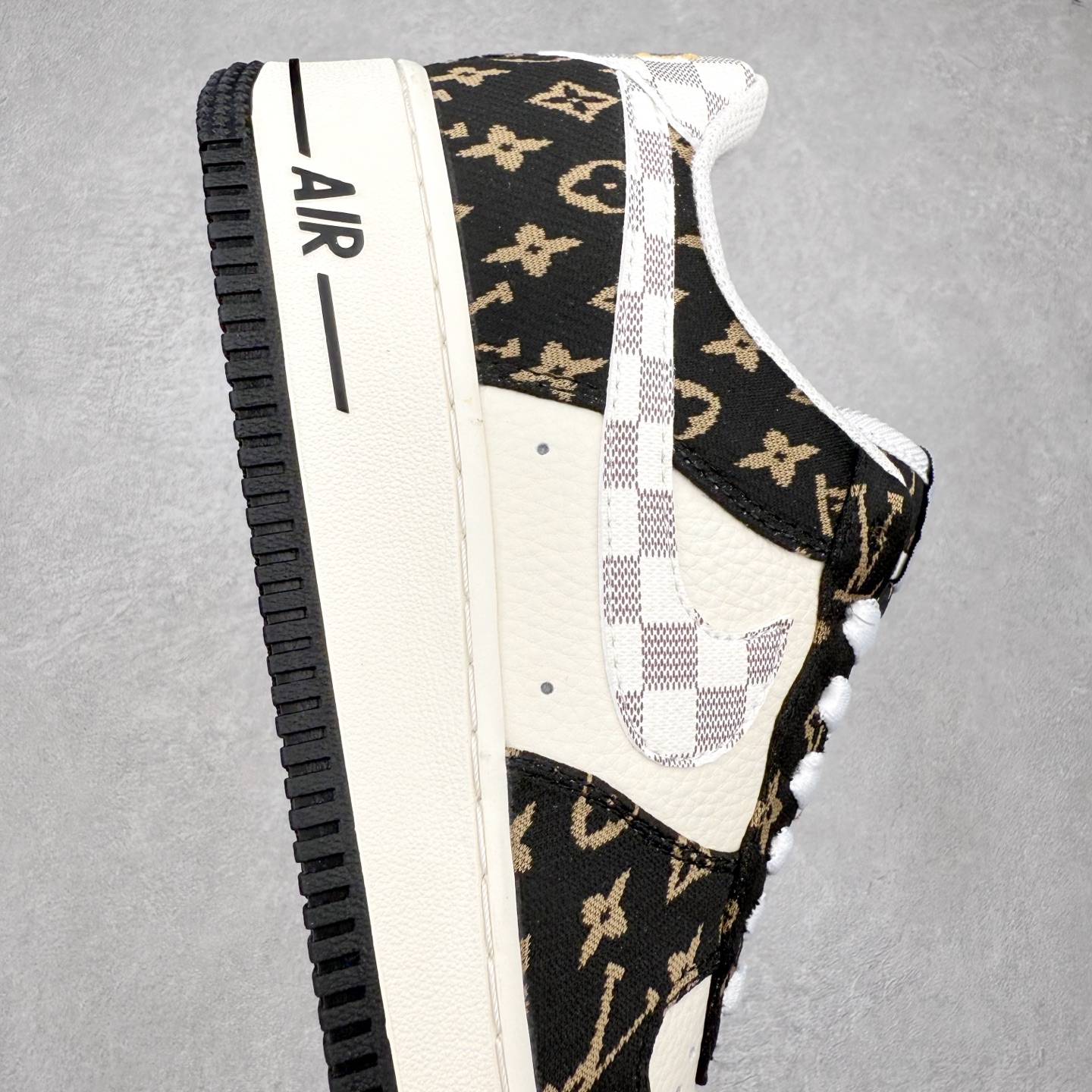 图片[6]-NK Air Force 1´07 Low 空军一号低帮百搭休闲运动板鞋 BZ6880-104 柔软、弹性十足的缓震性能和出色的中底设计 横跨复古与现代的外型结合 造就出风靡全球 三十多年的Force 1 直到今天还深受青睐 实拍调校N版已经零色差零失真 百分百还原实物色彩所见即所得 不存在货不对板色差等低级问题 选购参考实物拍摄 不混卖不参货 只用心做好货严格选品 承诺混一赔十 尺码：36 36.5 37.5 38 38.5 39 40 40.5 41 42 42.5 43 44 44.5 45-选品中心