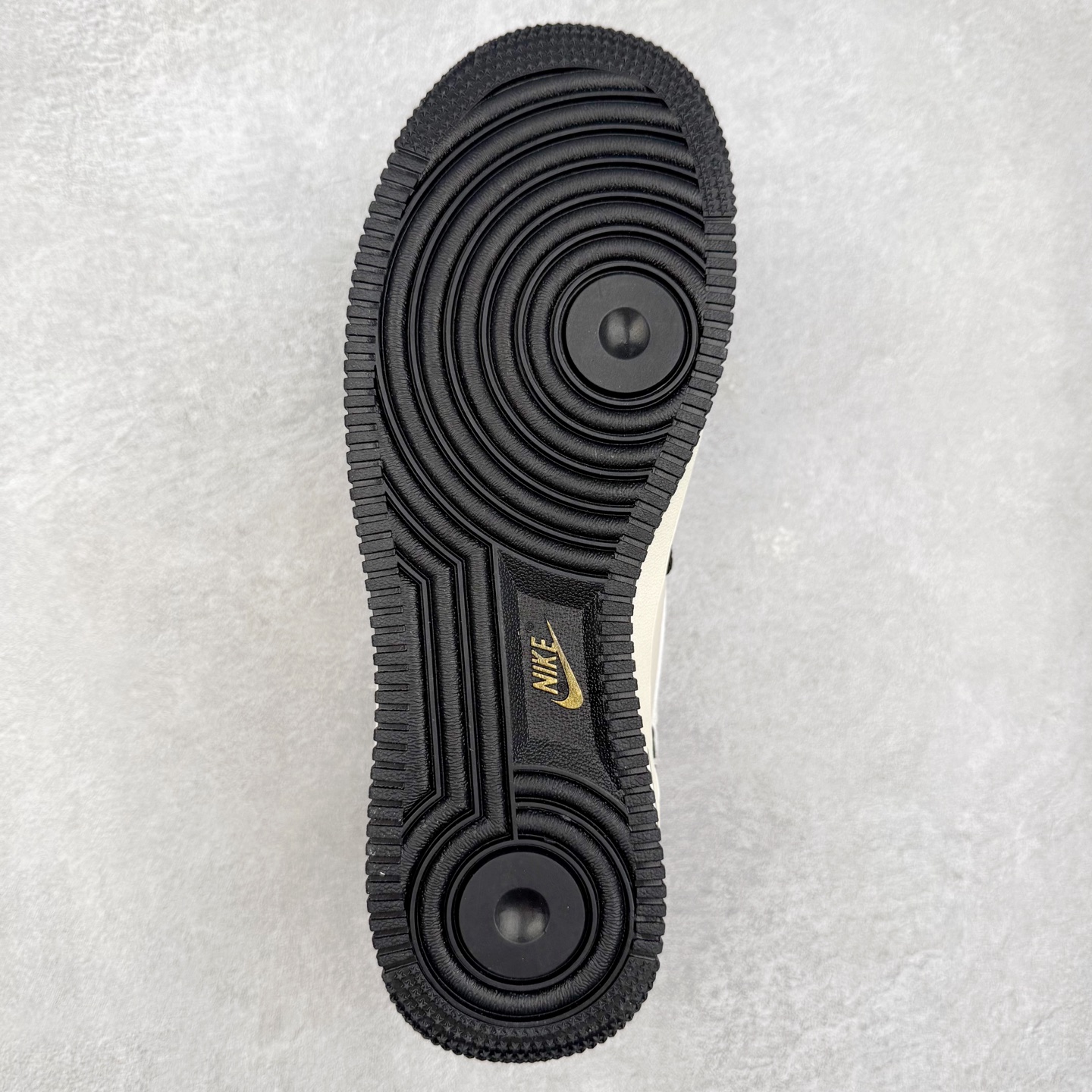 图片[9]-NK Air Force 1´07 Low 空军一号低帮百搭休闲运动板鞋 BZ6880-104 柔软、弹性十足的缓震性能和出色的中底设计 横跨复古与现代的外型结合 造就出风靡全球 三十多年的Force 1 直到今天还深受青睐 实拍调校N版已经零色差零失真 百分百还原实物色彩所见即所得 不存在货不对板色差等低级问题 选购参考实物拍摄 不混卖不参货 只用心做好货严格选品 承诺混一赔十 尺码：36 36.5 37.5 38 38.5 39 40 40.5 41 42 42.5 43 44 44.5 45-选品中心