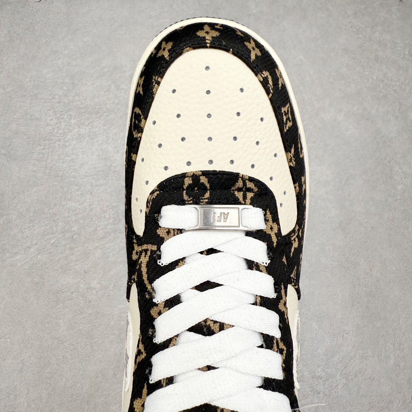 图片[4]-NK Air Force 1´07 Low 空军一号低帮百搭休闲运动板鞋 BZ6880-104 柔软、弹性十足的缓震性能和出色的中底设计 横跨复古与现代的外型结合 造就出风靡全球 三十多年的Force 1 直到今天还深受青睐 实拍调校N版已经零色差零失真 百分百还原实物色彩所见即所得 不存在货不对板色差等低级问题 选购参考实物拍摄 不混卖不参货 只用心做好货严格选品 承诺混一赔十 尺码：36 36.5 37.5 38 38.5 39 40 40.5 41 42 42.5 43 44 44.5 45-选品中心