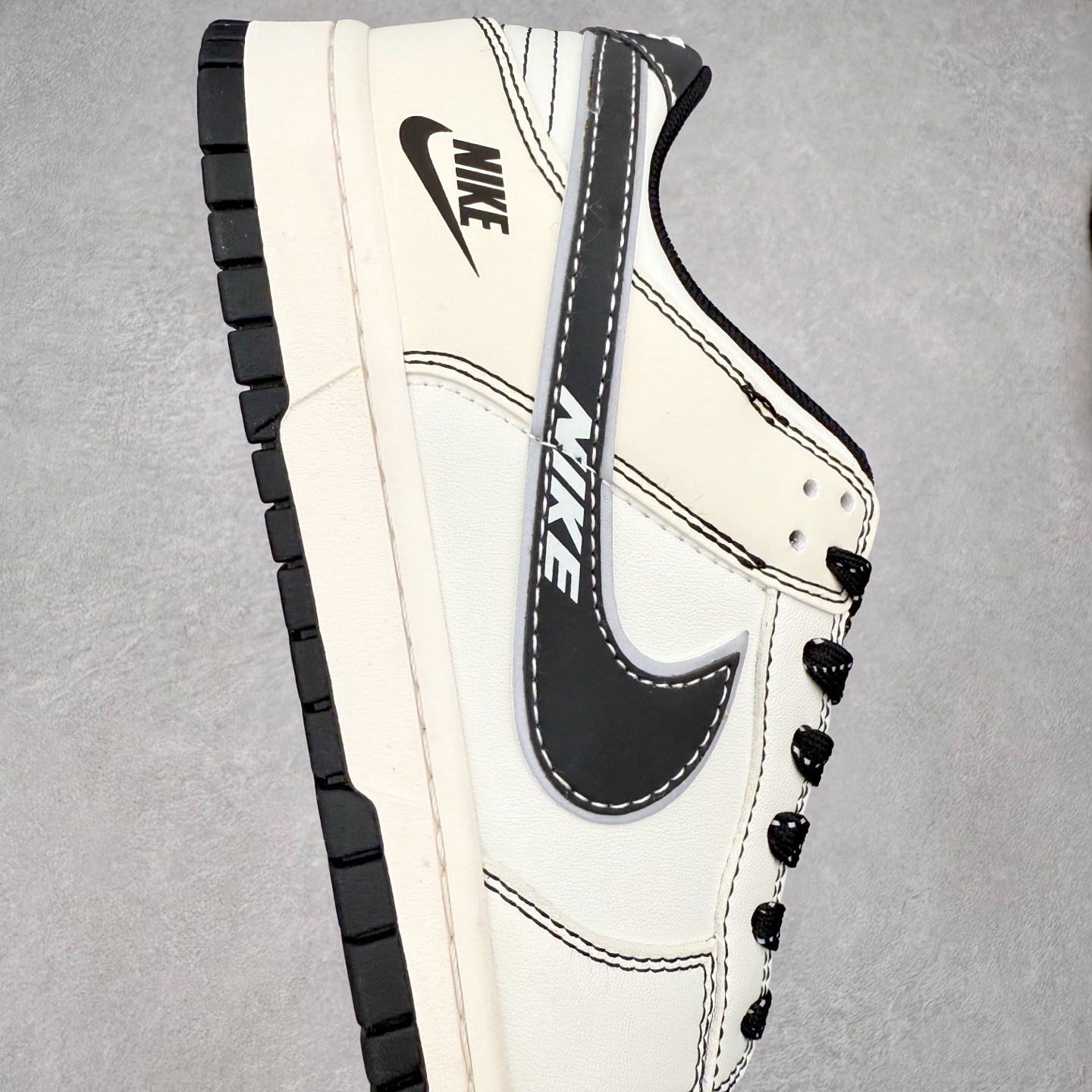 图片[6]-NK Dunk Low 定制配色 CS1688-116 大厂出品 极力推荐 原装头层材料 独家版型蒸餾加工帶來的是更好的视觉和脚感体验大厂纯原品质出货 清洁度 电绣工艺 皮料切割干净无任何毛边 细节完美 实拍调校N版已经零色差零失真 百分百还原实物色彩所见即所得 不存在货不对板色差等低级问题 选购参考实物拍摄 不混卖不参货 只用心做好货严格选品 承诺混一赔十 尺码：36 36.5 37.5 38 38.5 39 40 40.5 41 42 42.5 43 44 44.5 45-选品中心