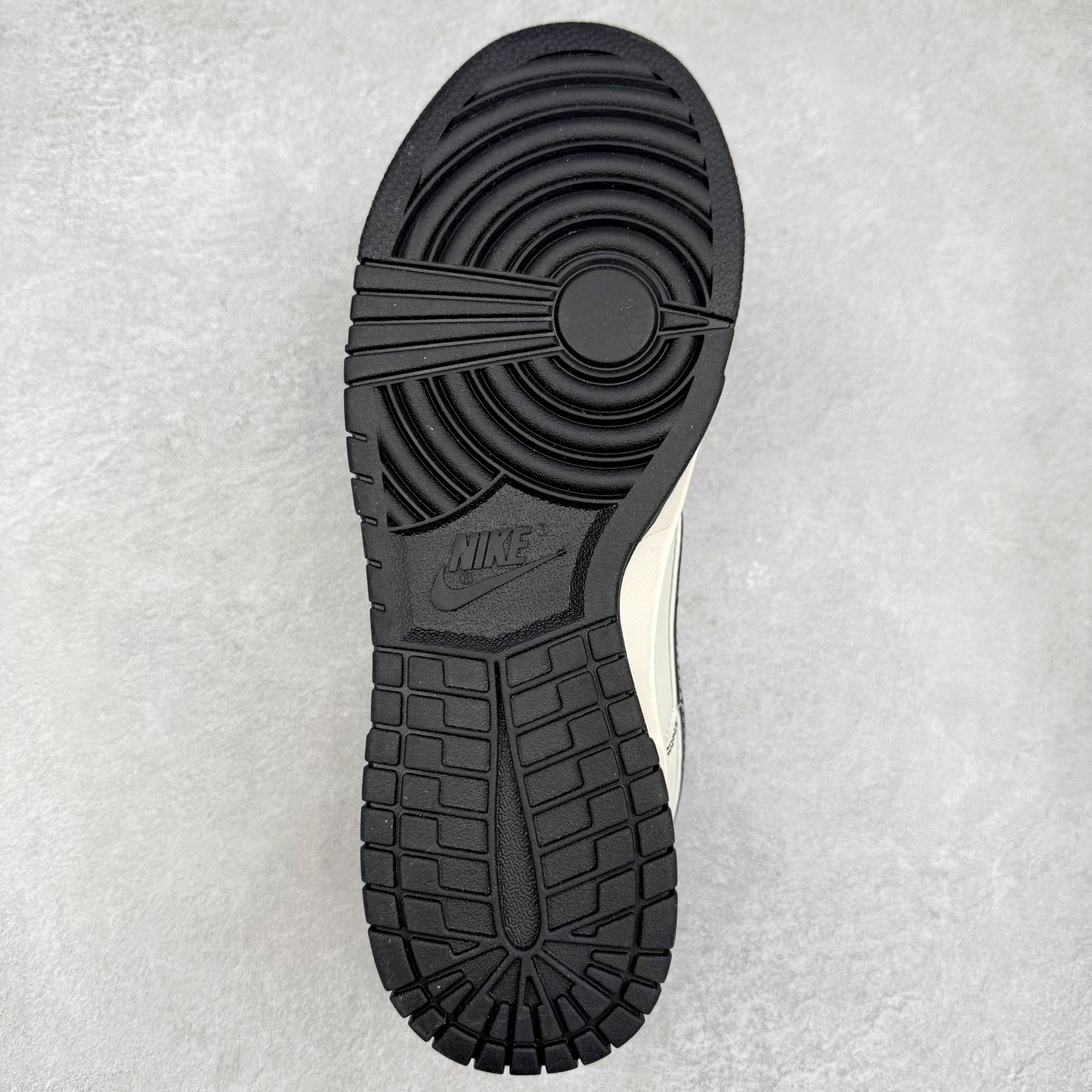 图片[9]-NK Dunk Low 定制配色 CS1688-116 大厂出品 极力推荐 原装头层材料 独家版型蒸餾加工帶來的是更好的视觉和脚感体验大厂纯原品质出货 清洁度 电绣工艺 皮料切割干净无任何毛边 细节完美 实拍调校N版已经零色差零失真 百分百还原实物色彩所见即所得 不存在货不对板色差等低级问题 选购参考实物拍摄 不混卖不参货 只用心做好货严格选品 承诺混一赔十 尺码：36 36.5 37.5 38 38.5 39 40 40.5 41 42 42.5 43 44 44.5 45-选品中心