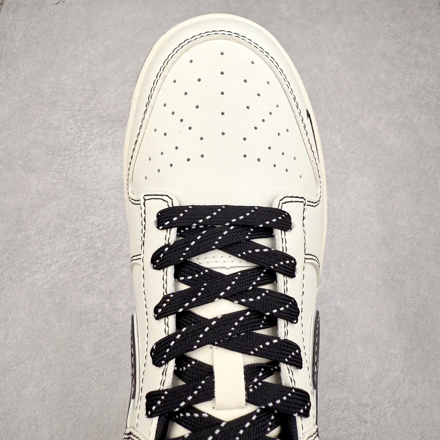 图片[4]-NK Dunk Low 定制配色 CS1688-116 大厂出品 极力推荐 原装头层材料 独家版型蒸餾加工帶來的是更好的视觉和脚感体验大厂纯原品质出货 清洁度 电绣工艺 皮料切割干净无任何毛边 细节完美 实拍调校N版已经零色差零失真 百分百还原实物色彩所见即所得 不存在货不对板色差等低级问题 选购参考实物拍摄 不混卖不参货 只用心做好货严格选品 承诺混一赔十 尺码：36 36.5 37.5 38 38.5 39 40 40.5 41 42 42.5 43 44 44.5 45-选品中心