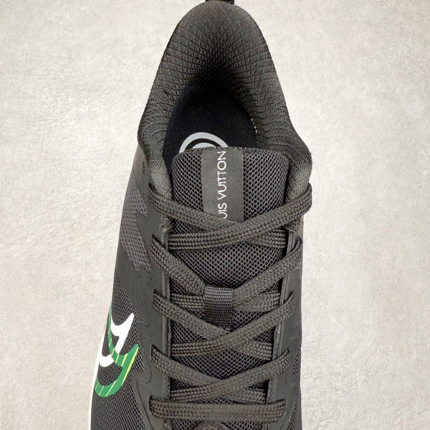 图片[5]-NK Zoom Pegasus Plus 超级飞马涡轮增压马拉松慢跑鞋 CK4318-161 在设计上延续了原版鞋款的经典风格，向 Pegasus Turbo 致敬。鞋面采用 Flyknit 材质，巧妙地在不同区域实现紧密与松散的编织结合。标志性的尼龙中部条纹与原版 Turbo 设计呼应。原有的 Flywire 被内部毡织带替代。鞋领的衬垫和鞋跟支撑则为鞋面增添了完善的细节。与以往的 Turbo 型号采用双层泡沫不同，Pegasus Plus 使用了一体式 ZoomX 中底。鞋跟厚度为 35 毫米，前掌为 25 毫米，形成 10 毫米的落差，外底覆盖了大量橡胶，而 ZoomX 外露的部分也十分显眼。尺码：36 36.5 37.5 38 38.5 39 40 40.5 41 42 42.5 43 44 44.5 45-选品中心