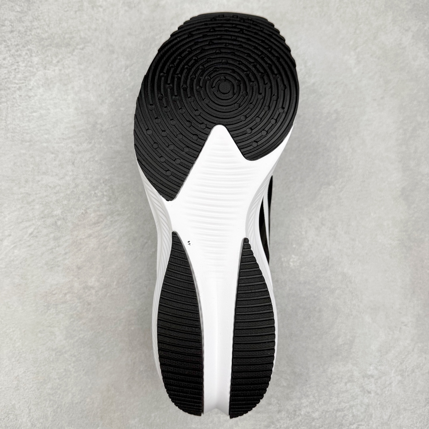 图片[9]-NK Zoom Pegasus Plus 超级飞马涡轮增压马拉松慢跑鞋 CK4318-161 在设计上延续了原版鞋款的经典风格，向 Pegasus Turbo 致敬。鞋面采用 Flyknit 材质，巧妙地在不同区域实现紧密与松散的编织结合。标志性的尼龙中部条纹与原版 Turbo 设计呼应。原有的 Flywire 被内部毡织带替代。鞋领的衬垫和鞋跟支撑则为鞋面增添了完善的细节。与以往的 Turbo 型号采用双层泡沫不同，Pegasus Plus 使用了一体式 ZoomX 中底。鞋跟厚度为 35 毫米，前掌为 25 毫米，形成 10 毫米的落差，外底覆盖了大量橡胶，而 ZoomX 外露的部分也十分显眼。尺码：36 36.5 37.5 38 38.5 39 40 40.5 41 42 42.5 43 44 44.5 45-选品中心