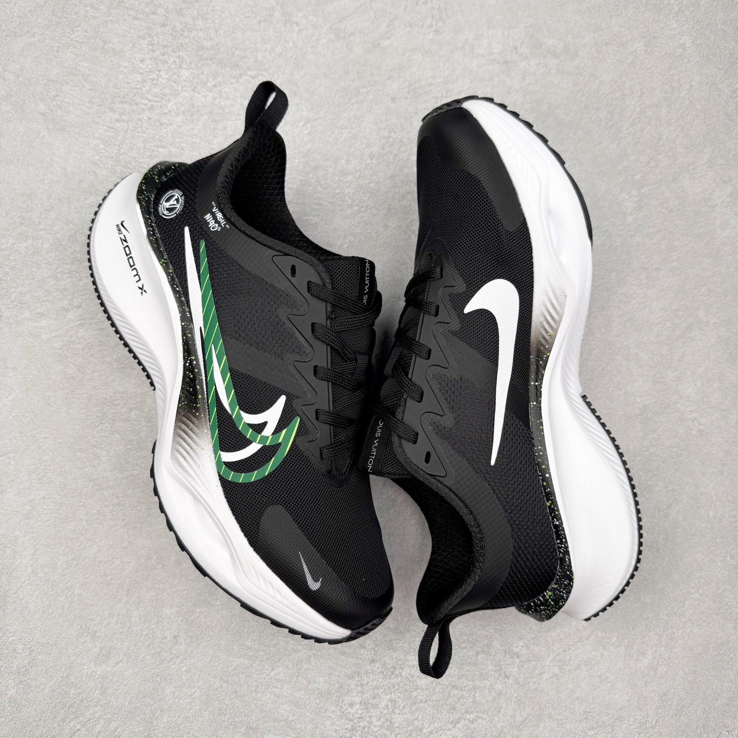 图片[3]-NK Zoom Pegasus Plus 超级飞马涡轮增压马拉松慢跑鞋 CK4318-161 在设计上延续了原版鞋款的经典风格，向 Pegasus Turbo 致敬。鞋面采用 Flyknit 材质，巧妙地在不同区域实现紧密与松散的编织结合。标志性的尼龙中部条纹与原版 Turbo 设计呼应。原有的 Flywire 被内部毡织带替代。鞋领的衬垫和鞋跟支撑则为鞋面增添了完善的细节。与以往的 Turbo 型号采用双层泡沫不同，Pegasus Plus 使用了一体式 ZoomX 中底。鞋跟厚度为 35 毫米，前掌为 25 毫米，形成 10 毫米的落差，外底覆盖了大量橡胶，而 ZoomX 外露的部分也十分显眼。尺码：36 36.5 37.5 38 38.5 39 40 40.5 41 42 42.5 43 44 44.5 45-选品中心