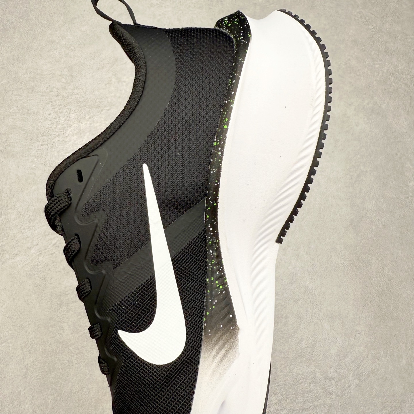 图片[7]-NK Zoom Pegasus Plus 超级飞马涡轮增压马拉松慢跑鞋 CK4318-161 在设计上延续了原版鞋款的经典风格，向 Pegasus Turbo 致敬。鞋面采用 Flyknit 材质，巧妙地在不同区域实现紧密与松散的编织结合。标志性的尼龙中部条纹与原版 Turbo 设计呼应。原有的 Flywire 被内部毡织带替代。鞋领的衬垫和鞋跟支撑则为鞋面增添了完善的细节。与以往的 Turbo 型号采用双层泡沫不同，Pegasus Plus 使用了一体式 ZoomX 中底。鞋跟厚度为 35 毫米，前掌为 25 毫米，形成 10 毫米的落差，外底覆盖了大量橡胶，而 ZoomX 外露的部分也十分显眼。尺码：36 36.5 37.5 38 38.5 39 40 40.5 41 42 42.5 43 44 44.5 45-选品中心