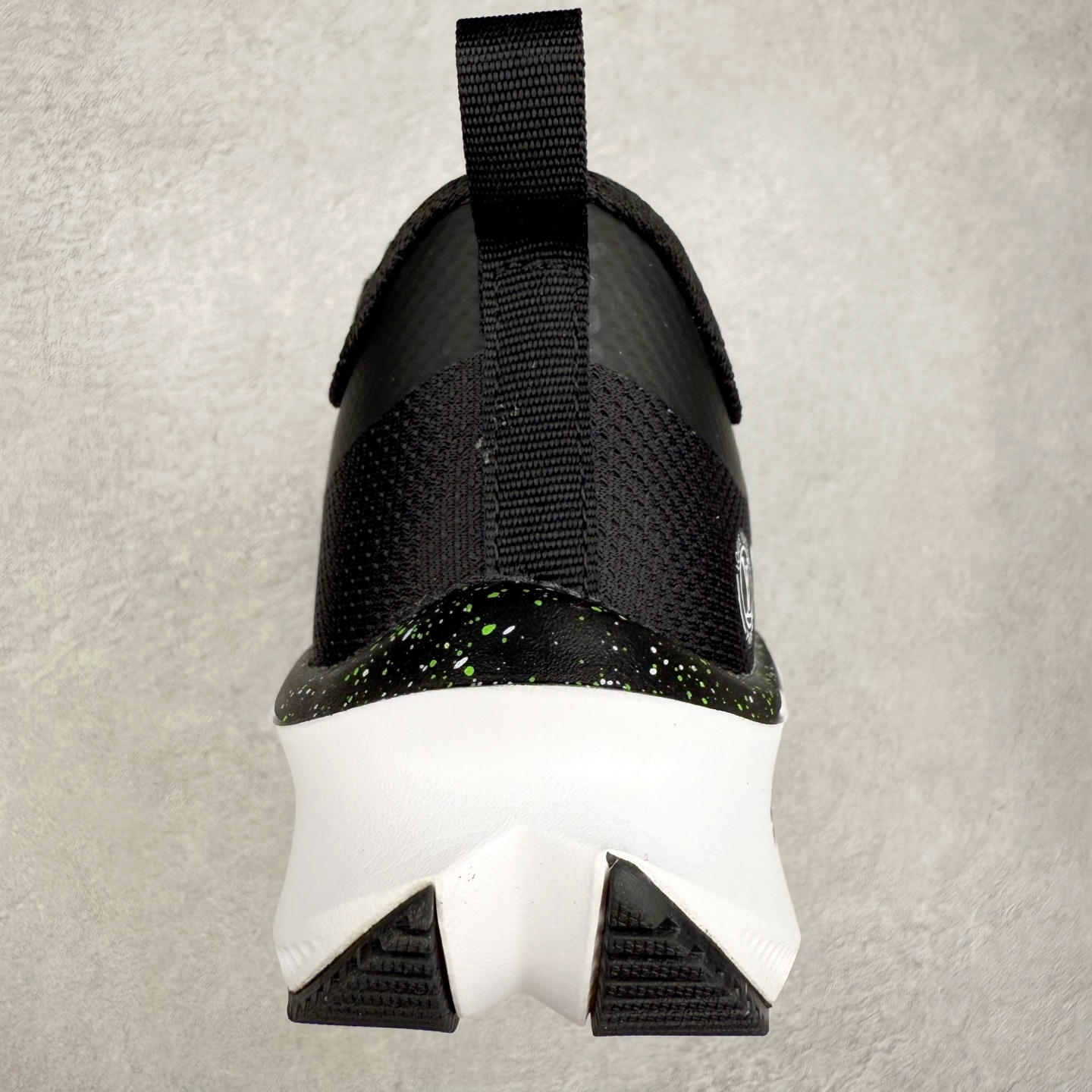 图片[8]-NK Zoom Pegasus Plus 超级飞马涡轮增压马拉松慢跑鞋 CK4318-161 在设计上延续了原版鞋款的经典风格，向 Pegasus Turbo 致敬。鞋面采用 Flyknit 材质，巧妙地在不同区域实现紧密与松散的编织结合。标志性的尼龙中部条纹与原版 Turbo 设计呼应。原有的 Flywire 被内部毡织带替代。鞋领的衬垫和鞋跟支撑则为鞋面增添了完善的细节。与以往的 Turbo 型号采用双层泡沫不同，Pegasus Plus 使用了一体式 ZoomX 中底。鞋跟厚度为 35 毫米，前掌为 25 毫米，形成 10 毫米的落差，外底覆盖了大量橡胶，而 ZoomX 外露的部分也十分显眼。尺码：36 36.5 37.5 38 38.5 39 40 40.5 41 42 42.5 43 44 44.5 45-选品中心