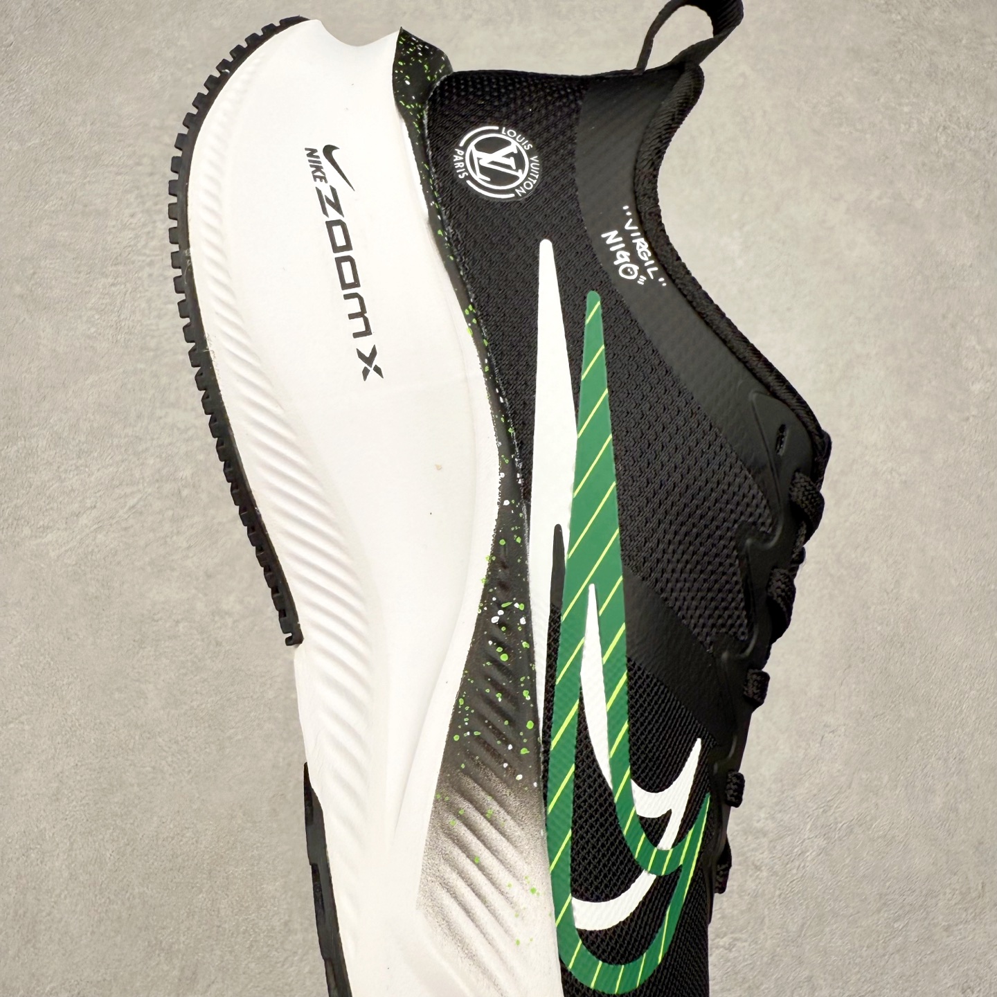 图片[6]-NK Zoom Pegasus Plus 超级飞马涡轮增压马拉松慢跑鞋 CK4318-161 在设计上延续了原版鞋款的经典风格，向 Pegasus Turbo 致敬。鞋面采用 Flyknit 材质，巧妙地在不同区域实现紧密与松散的编织结合。标志性的尼龙中部条纹与原版 Turbo 设计呼应。原有的 Flywire 被内部毡织带替代。鞋领的衬垫和鞋跟支撑则为鞋面增添了完善的细节。与以往的 Turbo 型号采用双层泡沫不同，Pegasus Plus 使用了一体式 ZoomX 中底。鞋跟厚度为 35 毫米，前掌为 25 毫米，形成 10 毫米的落差，外底覆盖了大量橡胶，而 ZoomX 外露的部分也十分显眼。尺码：36 36.5 37.5 38 38.5 39 40 40.5 41 42 42.5 43 44 44.5 45-选品中心