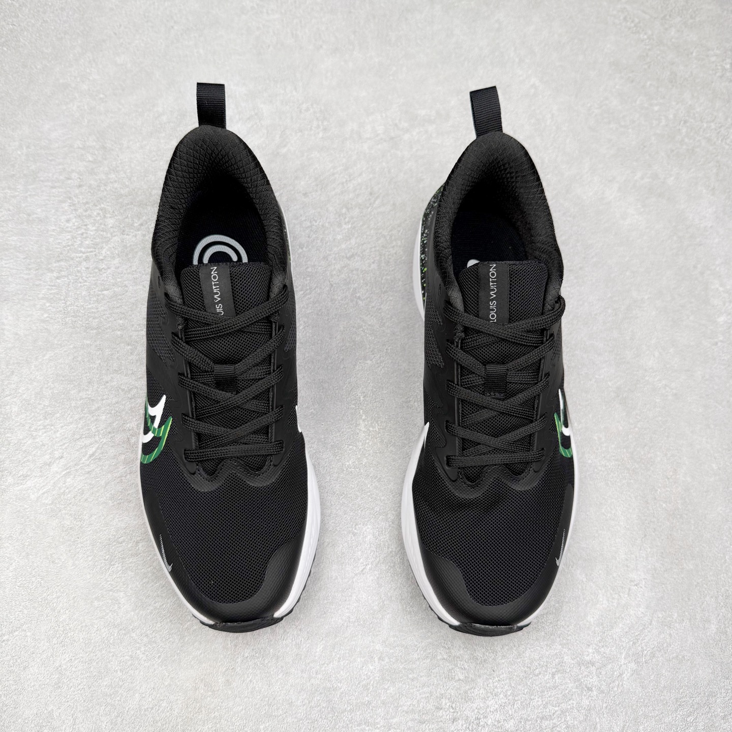 图片[2]-NK Zoom Pegasus Plus 超级飞马涡轮增压马拉松慢跑鞋 CK4318-161 在设计上延续了原版鞋款的经典风格，向 Pegasus Turbo 致敬。鞋面采用 Flyknit 材质，巧妙地在不同区域实现紧密与松散的编织结合。标志性的尼龙中部条纹与原版 Turbo 设计呼应。原有的 Flywire 被内部毡织带替代。鞋领的衬垫和鞋跟支撑则为鞋面增添了完善的细节。与以往的 Turbo 型号采用双层泡沫不同，Pegasus Plus 使用了一体式 ZoomX 中底。鞋跟厚度为 35 毫米，前掌为 25 毫米，形成 10 毫米的落差，外底覆盖了大量橡胶，而 ZoomX 外露的部分也十分显眼。尺码：36 36.5 37.5 38 38.5 39 40 40.5 41 42 42.5 43 44 44.5 45-选品中心