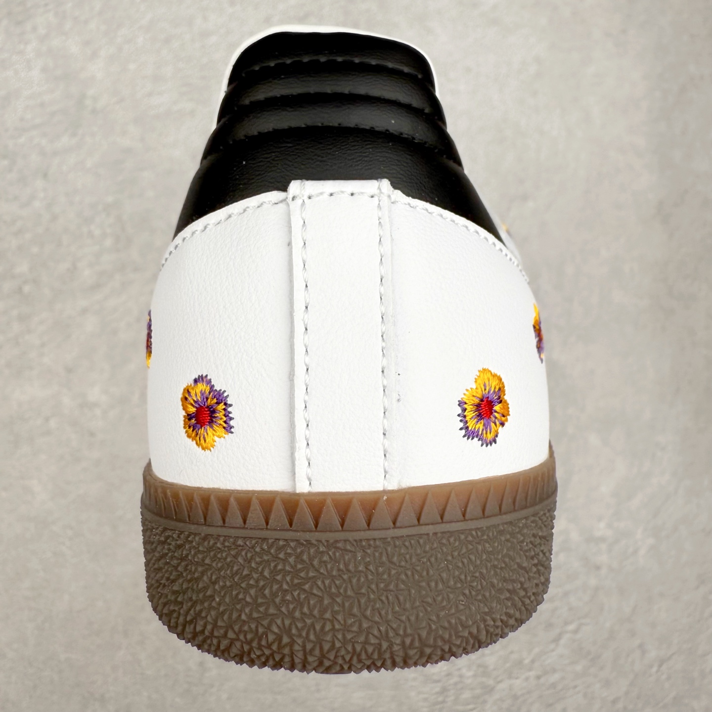 图片[8]-AD Original Samba OG 复古经典轻便板鞋 IF4391 口碑大厂出品 品控大底版型不断改良更新 全套原纸板楦头开发 确保原汁原味 完美呈现桑巴版型 一比一鞋头弧度高度鞋身弧度 此版本只针对中端市场 皮料材质有所更替 其他数据细节工艺流程均保持一致 绝不口嗨 细节品控鞋型随意对比 正确烫金高频细节 原装纳米超迁皮料 独家私模橡胶大底 原盒原配 这款桑巴鞋展示了高质量的工艺 带有装饰的超锁缝制和无缝的手感 柔软、柔软的皮革造型和标志性的3条纹完成了精致的外观 正规合身鞋带 鞋面上有绒面鞋垫 橡胶鞋底 享受正畸套筒软感 自50年代首次亮相以来就一直在赢得粉丝的青睐 尺码：35.5 36 36.5 37.5 38 38.5 39 40 40.5 41 42 42.5 43 44 44.5 45-选品中心