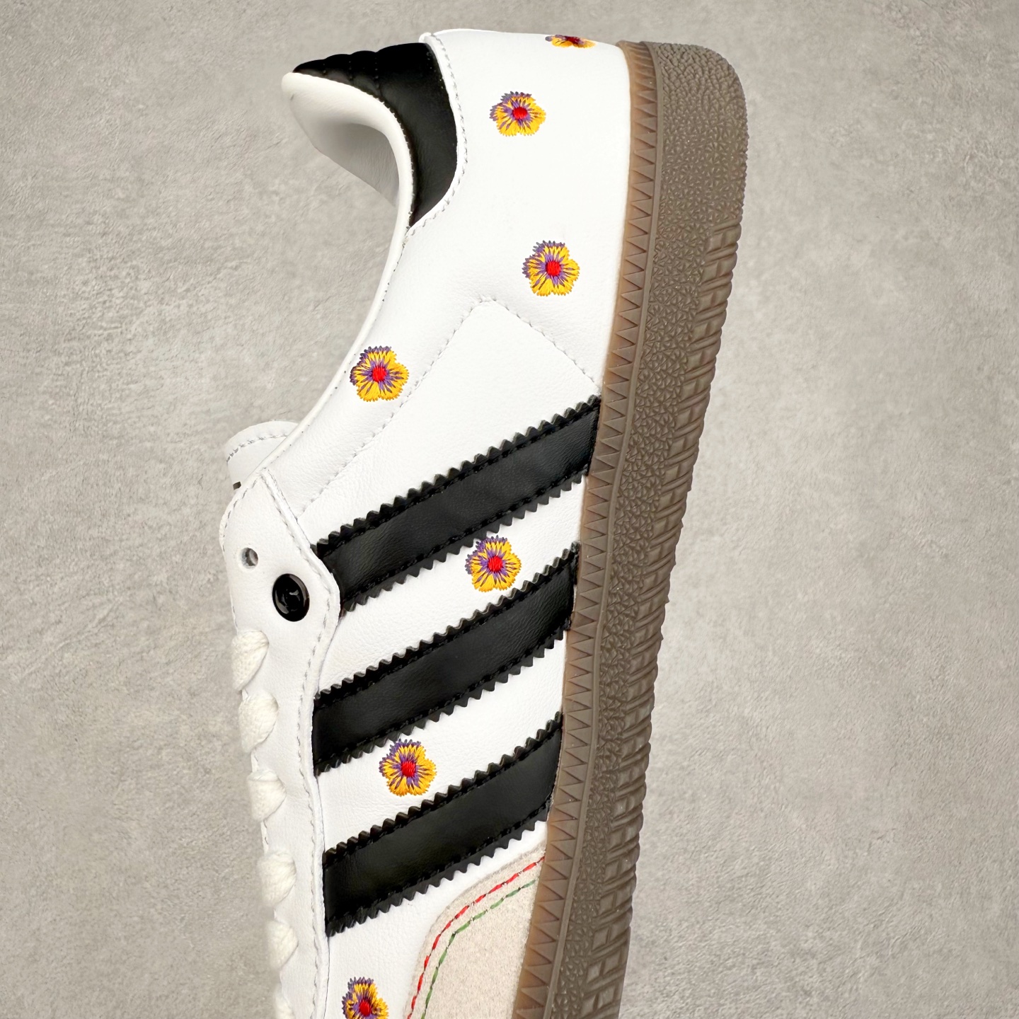 图片[7]-AD Original Samba OG 复古经典轻便板鞋 IF4391 口碑大厂出品 品控大底版型不断改良更新 全套原纸板楦头开发 确保原汁原味 完美呈现桑巴版型 一比一鞋头弧度高度鞋身弧度 此版本只针对中端市场 皮料材质有所更替 其他数据细节工艺流程均保持一致 绝不口嗨 细节品控鞋型随意对比 正确烫金高频细节 原装纳米超迁皮料 独家私模橡胶大底 原盒原配 这款桑巴鞋展示了高质量的工艺 带有装饰的超锁缝制和无缝的手感 柔软、柔软的皮革造型和标志性的3条纹完成了精致的外观 正规合身鞋带 鞋面上有绒面鞋垫 橡胶鞋底 享受正畸套筒软感 自50年代首次亮相以来就一直在赢得粉丝的青睐 尺码：35.5 36 36.5 37.5 38 38.5 39 40 40.5 41 42 42.5 43 44 44.5 45-选品中心