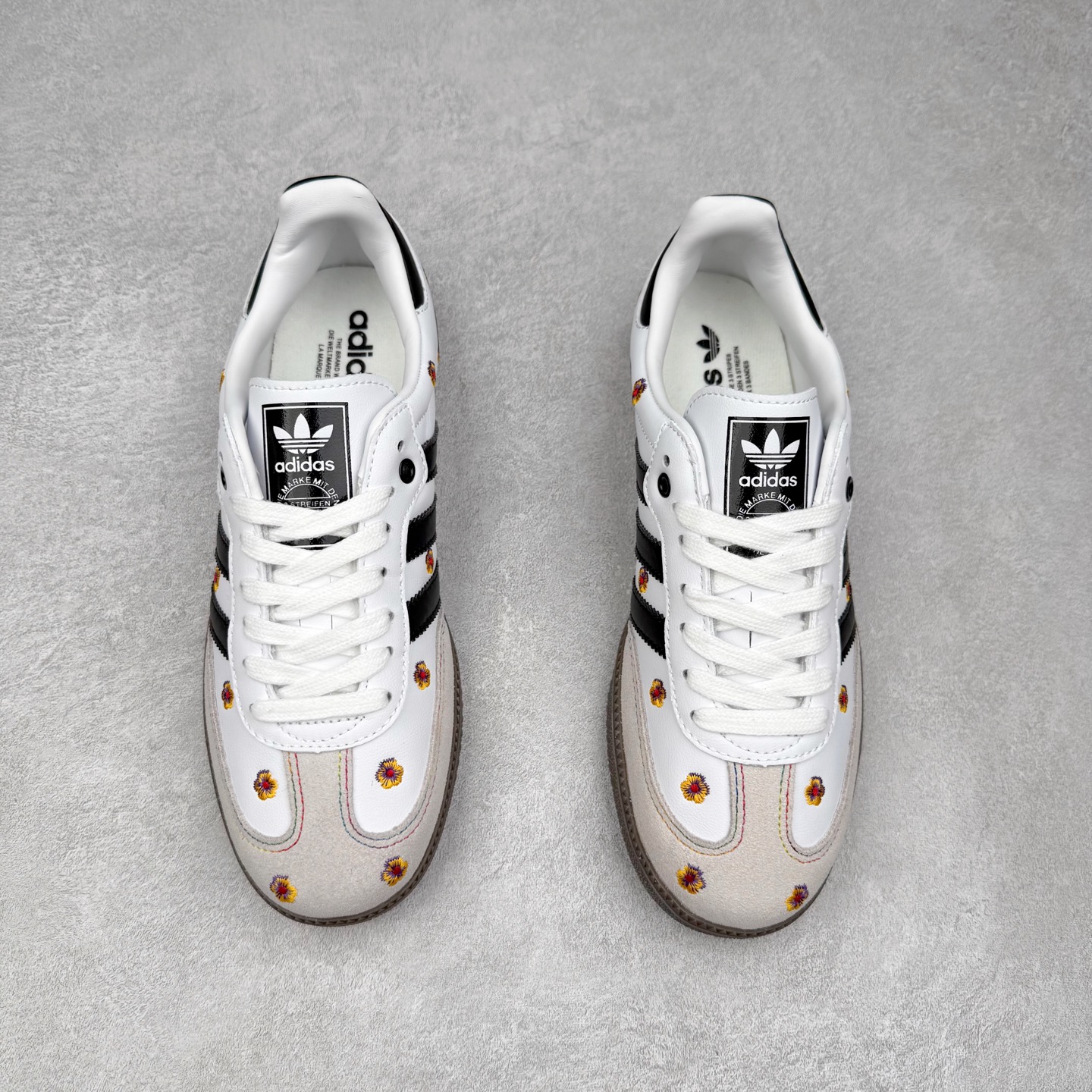 图片[2]-AD Original Samba OG 复古经典轻便板鞋 IF4391 口碑大厂出品 品控大底版型不断改良更新 全套原纸板楦头开发 确保原汁原味 完美呈现桑巴版型 一比一鞋头弧度高度鞋身弧度 此版本只针对中端市场 皮料材质有所更替 其他数据细节工艺流程均保持一致 绝不口嗨 细节品控鞋型随意对比 正确烫金高频细节 原装纳米超迁皮料 独家私模橡胶大底 原盒原配 这款桑巴鞋展示了高质量的工艺 带有装饰的超锁缝制和无缝的手感 柔软、柔软的皮革造型和标志性的3条纹完成了精致的外观 正规合身鞋带 鞋面上有绒面鞋垫 橡胶鞋底 享受正畸套筒软感 自50年代首次亮相以来就一直在赢得粉丝的青睐 尺码：35.5 36 36.5 37.5 38 38.5 39 40 40.5 41 42 42.5 43 44 44.5 45-选品中心