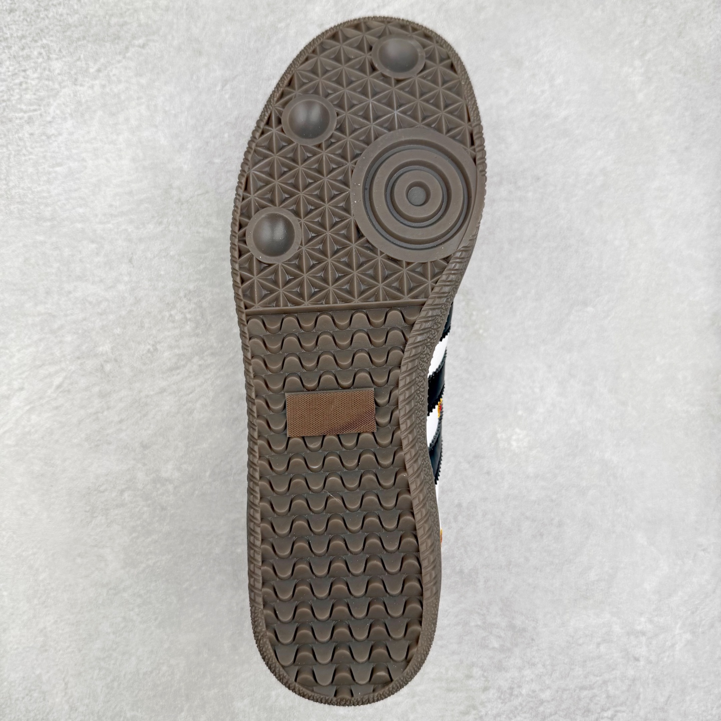 图片[9]-AD Original Samba OG 复古经典轻便板鞋 IF4391 口碑大厂出品 品控大底版型不断改良更新 全套原纸板楦头开发 确保原汁原味 完美呈现桑巴版型 一比一鞋头弧度高度鞋身弧度 此版本只针对中端市场 皮料材质有所更替 其他数据细节工艺流程均保持一致 绝不口嗨 细节品控鞋型随意对比 正确烫金高频细节 原装纳米超迁皮料 独家私模橡胶大底 原盒原配 这款桑巴鞋展示了高质量的工艺 带有装饰的超锁缝制和无缝的手感 柔软、柔软的皮革造型和标志性的3条纹完成了精致的外观 正规合身鞋带 鞋面上有绒面鞋垫 橡胶鞋底 享受正畸套筒软感 自50年代首次亮相以来就一直在赢得粉丝的青睐 尺码：35.5 36 36.5 37.5 38 38.5 39 40 40.5 41 42 42.5 43 44 44.5 45-选品中心