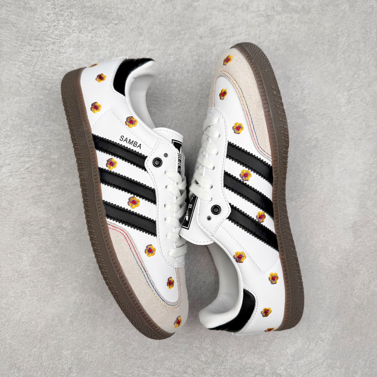 图片[3]-AD Original Samba OG 复古经典轻便板鞋 IF4391 口碑大厂出品 品控大底版型不断改良更新 全套原纸板楦头开发 确保原汁原味 完美呈现桑巴版型 一比一鞋头弧度高度鞋身弧度 此版本只针对中端市场 皮料材质有所更替 其他数据细节工艺流程均保持一致 绝不口嗨 细节品控鞋型随意对比 正确烫金高频细节 原装纳米超迁皮料 独家私模橡胶大底 原盒原配 这款桑巴鞋展示了高质量的工艺 带有装饰的超锁缝制和无缝的手感 柔软、柔软的皮革造型和标志性的3条纹完成了精致的外观 正规合身鞋带 鞋面上有绒面鞋垫 橡胶鞋底 享受正畸套筒软感 自50年代首次亮相以来就一直在赢得粉丝的青睐 尺码：35.5 36 36.5 37.5 38 38.5 39 40 40.5 41 42 42.5 43 44 44.5 45-选品中心