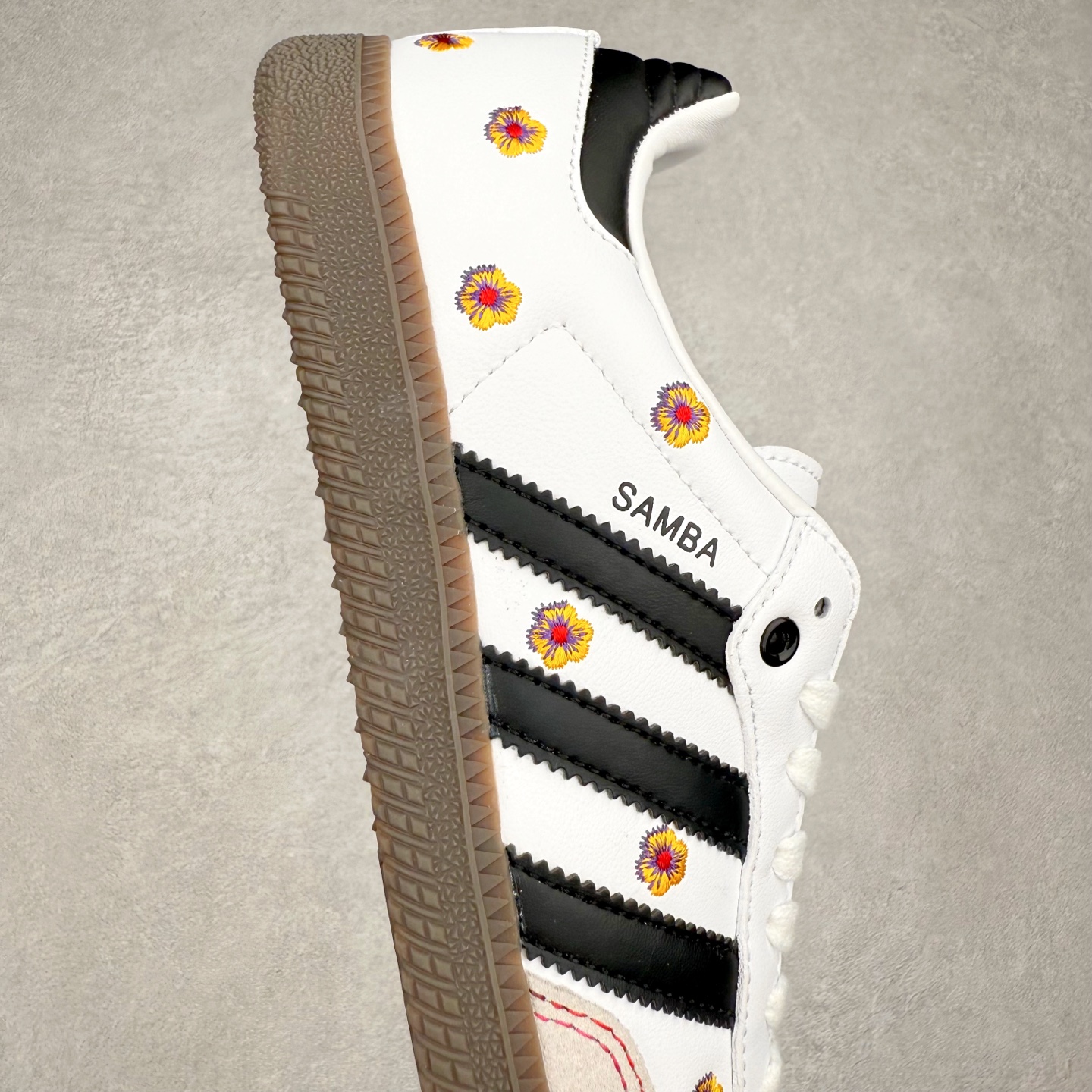 图片[6]-AD Original Samba OG 复古经典轻便板鞋 IF4391 口碑大厂出品 品控大底版型不断改良更新 全套原纸板楦头开发 确保原汁原味 完美呈现桑巴版型 一比一鞋头弧度高度鞋身弧度 此版本只针对中端市场 皮料材质有所更替 其他数据细节工艺流程均保持一致 绝不口嗨 细节品控鞋型随意对比 正确烫金高频细节 原装纳米超迁皮料 独家私模橡胶大底 原盒原配 这款桑巴鞋展示了高质量的工艺 带有装饰的超锁缝制和无缝的手感 柔软、柔软的皮革造型和标志性的3条纹完成了精致的外观 正规合身鞋带 鞋面上有绒面鞋垫 橡胶鞋底 享受正畸套筒软感 自50年代首次亮相以来就一直在赢得粉丝的青睐 尺码：35.5 36 36.5 37.5 38 38.5 39 40 40.5 41 42 42.5 43 44 44.5 45-选品中心