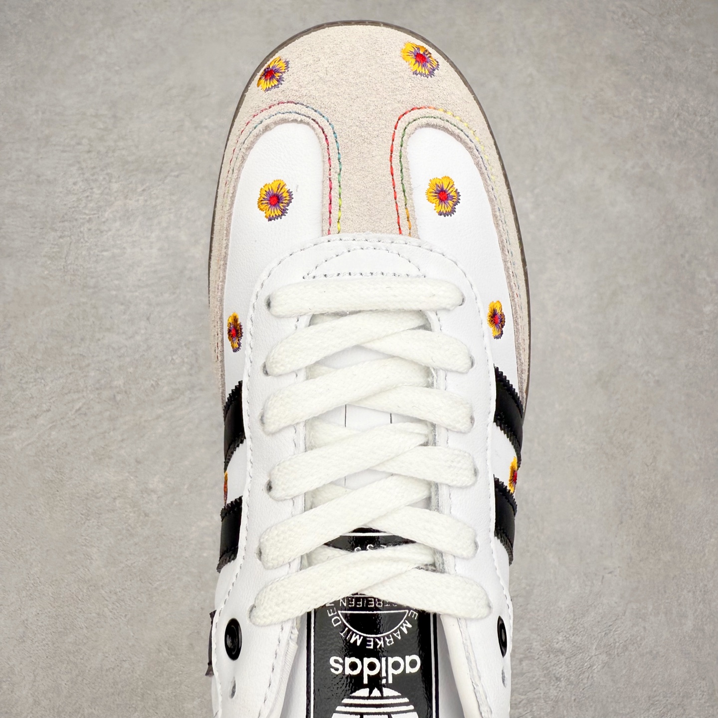 图片[4]-AD Original Samba OG 复古经典轻便板鞋 IF4391 口碑大厂出品 品控大底版型不断改良更新 全套原纸板楦头开发 确保原汁原味 完美呈现桑巴版型 一比一鞋头弧度高度鞋身弧度 此版本只针对中端市场 皮料材质有所更替 其他数据细节工艺流程均保持一致 绝不口嗨 细节品控鞋型随意对比 正确烫金高频细节 原装纳米超迁皮料 独家私模橡胶大底 原盒原配 这款桑巴鞋展示了高质量的工艺 带有装饰的超锁缝制和无缝的手感 柔软、柔软的皮革造型和标志性的3条纹完成了精致的外观 正规合身鞋带 鞋面上有绒面鞋垫 橡胶鞋底 享受正畸套筒软感 自50年代首次亮相以来就一直在赢得粉丝的青睐 尺码：35.5 36 36.5 37.5 38 38.5 39 40 40.5 41 42 42.5 43 44 44.5 45-选品中心