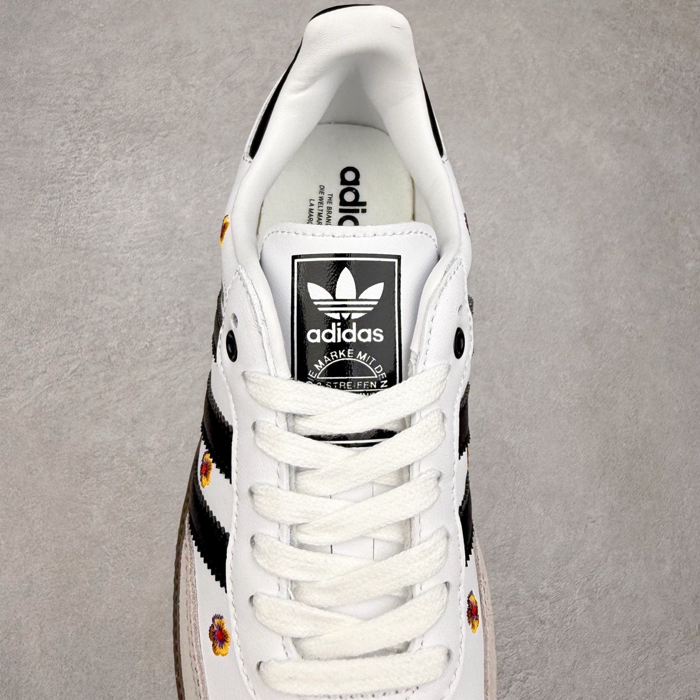 图片[5]-AD Original Samba OG 复古经典轻便板鞋 IF4391 口碑大厂出品 品控大底版型不断改良更新 全套原纸板楦头开发 确保原汁原味 完美呈现桑巴版型 一比一鞋头弧度高度鞋身弧度 此版本只针对中端市场 皮料材质有所更替 其他数据细节工艺流程均保持一致 绝不口嗨 细节品控鞋型随意对比 正确烫金高频细节 原装纳米超迁皮料 独家私模橡胶大底 原盒原配 这款桑巴鞋展示了高质量的工艺 带有装饰的超锁缝制和无缝的手感 柔软、柔软的皮革造型和标志性的3条纹完成了精致的外观 正规合身鞋带 鞋面上有绒面鞋垫 橡胶鞋底 享受正畸套筒软感 自50年代首次亮相以来就一直在赢得粉丝的青睐 尺码：35.5 36 36.5 37.5 38 38.5 39 40 40.5 41 42 42.5 43 44 44.5 45-选品中心