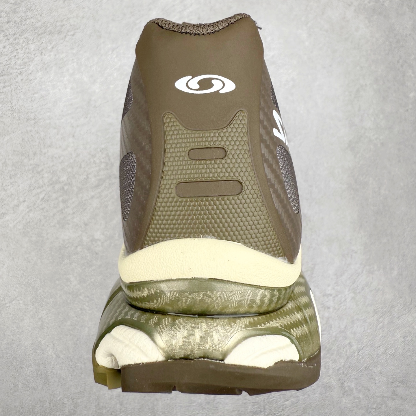 图片[8]-＃GD Salomon XT-4 OG Advanced 萨洛蒙系列低帮城市越野机能透气休闲运动鞋 鞋舌处附有迷你网眼袋收纳鞋绳以及下方的多色 Logo 标签 接着搭载奶油色 ACS 技术中底以及金色 TPU 塑料部件提升鞋款耐用性 中底与鞋面之间饰有海蓝色条状细节有效增添鞋款层次 最后应用黑色 Contragrip Chevron 外底完成鞋款设计 这次配色颇为高调 两款配色均以绚丽的渐变设计呈现 一款以粉紫渐变主打 另一款以黄绿渐变呈现 视觉效果相当吸睛 鞋面的使用玻璃纤维覆盖物加固 并通过细绳扣系带系统进行锁定 Salomon 的品牌logo 出现在脚后跟和前掌部位 中底虽然偏薄 但非常耐用 与模压塑料ACS 框架以及致密AC2 Muscle 鞋底单元结合 能够提供出色的支撑力和缓冲性 尺码：36 36.5 37.5 38 38.5 39 40 40.5 41 42 42.5 43 44 44.5 45-选品中心