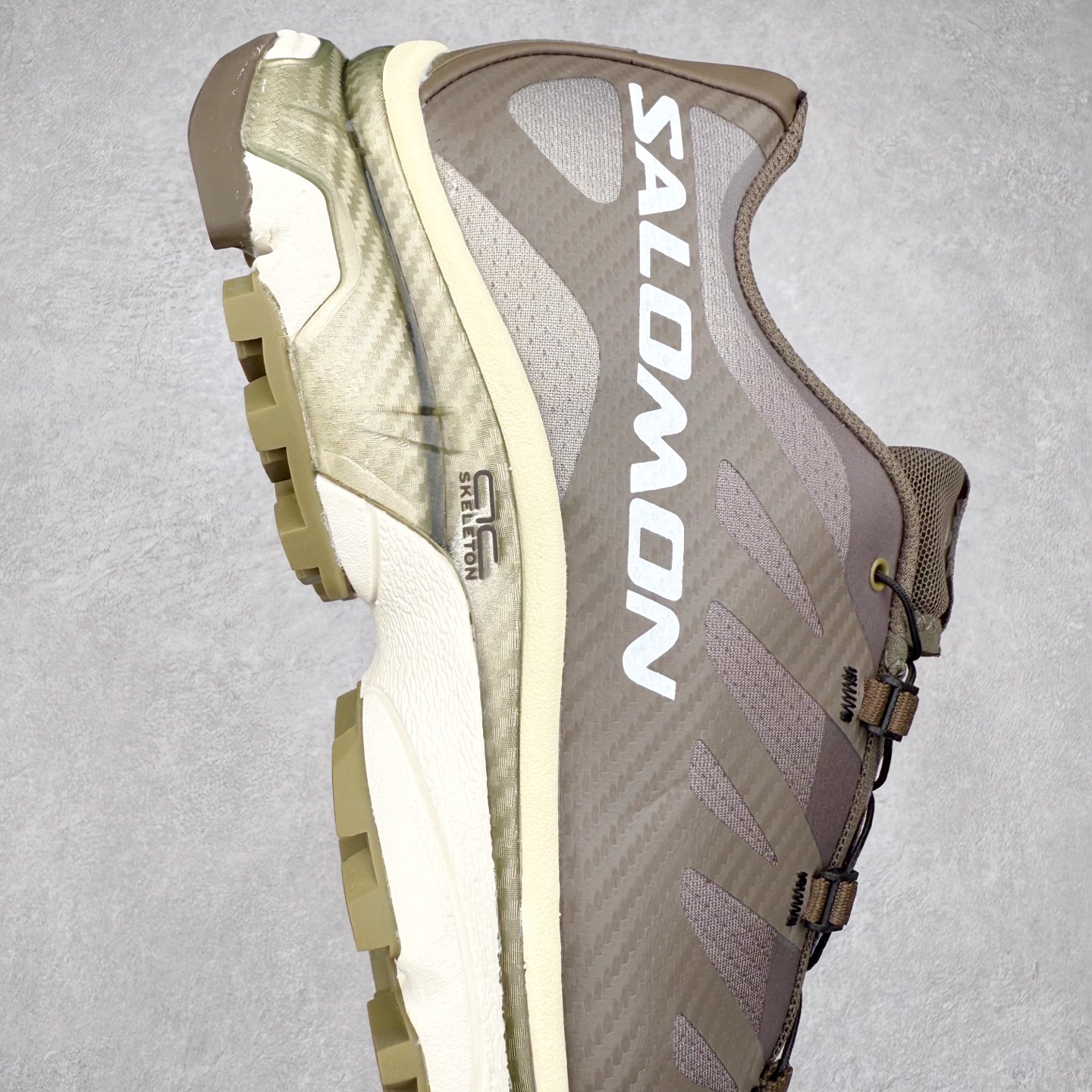 图片[6]-＃GD Salomon XT-4 OG Advanced 萨洛蒙系列低帮城市越野机能透气休闲运动鞋 鞋舌处附有迷你网眼袋收纳鞋绳以及下方的多色 Logo 标签 接着搭载奶油色 ACS 技术中底以及金色 TPU 塑料部件提升鞋款耐用性 中底与鞋面之间饰有海蓝色条状细节有效增添鞋款层次 最后应用黑色 Contragrip Chevron 外底完成鞋款设计 这次配色颇为高调 两款配色均以绚丽的渐变设计呈现 一款以粉紫渐变主打 另一款以黄绿渐变呈现 视觉效果相当吸睛 鞋面的使用玻璃纤维覆盖物加固 并通过细绳扣系带系统进行锁定 Salomon 的品牌logo 出现在脚后跟和前掌部位 中底虽然偏薄 但非常耐用 与模压塑料ACS 框架以及致密AC2 Muscle 鞋底单元结合 能够提供出色的支撑力和缓冲性 尺码：36 36.5 37.5 38 38.5 39 40 40.5 41 42 42.5 43 44 44.5 45-选品中心