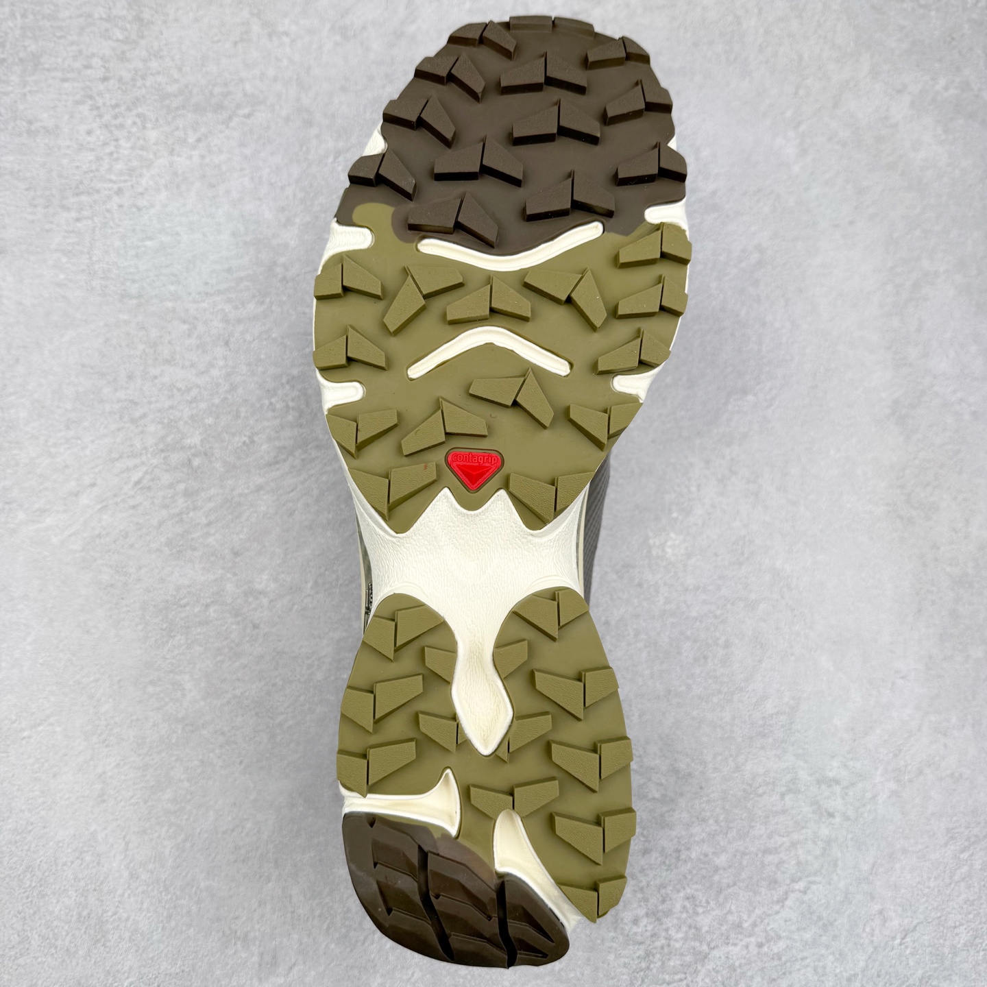 图片[9]-＃GD Salomon XT-4 OG Advanced 萨洛蒙系列低帮城市越野机能透气休闲运动鞋 鞋舌处附有迷你网眼袋收纳鞋绳以及下方的多色 Logo 标签 接着搭载奶油色 ACS 技术中底以及金色 TPU 塑料部件提升鞋款耐用性 中底与鞋面之间饰有海蓝色条状细节有效增添鞋款层次 最后应用黑色 Contragrip Chevron 外底完成鞋款设计 这次配色颇为高调 两款配色均以绚丽的渐变设计呈现 一款以粉紫渐变主打 另一款以黄绿渐变呈现 视觉效果相当吸睛 鞋面的使用玻璃纤维覆盖物加固 并通过细绳扣系带系统进行锁定 Salomon 的品牌logo 出现在脚后跟和前掌部位 中底虽然偏薄 但非常耐用 与模压塑料ACS 框架以及致密AC2 Muscle 鞋底单元结合 能够提供出色的支撑力和缓冲性 尺码：36 36.5 37.5 38 38.5 39 40 40.5 41 42 42.5 43 44 44.5 45-选品中心