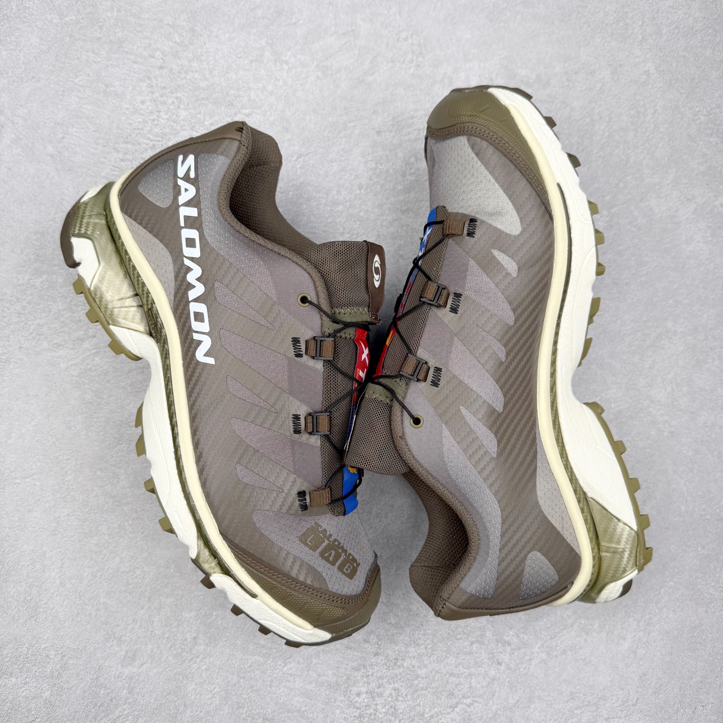 图片[3]-＃GD Salomon XT-4 OG Advanced 萨洛蒙系列低帮城市越野机能透气休闲运动鞋 鞋舌处附有迷你网眼袋收纳鞋绳以及下方的多色 Logo 标签 接着搭载奶油色 ACS 技术中底以及金色 TPU 塑料部件提升鞋款耐用性 中底与鞋面之间饰有海蓝色条状细节有效增添鞋款层次 最后应用黑色 Contragrip Chevron 外底完成鞋款设计 这次配色颇为高调 两款配色均以绚丽的渐变设计呈现 一款以粉紫渐变主打 另一款以黄绿渐变呈现 视觉效果相当吸睛 鞋面的使用玻璃纤维覆盖物加固 并通过细绳扣系带系统进行锁定 Salomon 的品牌logo 出现在脚后跟和前掌部位 中底虽然偏薄 但非常耐用 与模压塑料ACS 框架以及致密AC2 Muscle 鞋底单元结合 能够提供出色的支撑力和缓冲性 尺码：36 36.5 37.5 38 38.5 39 40 40.5 41 42 42.5 43 44 44.5 45-选品中心