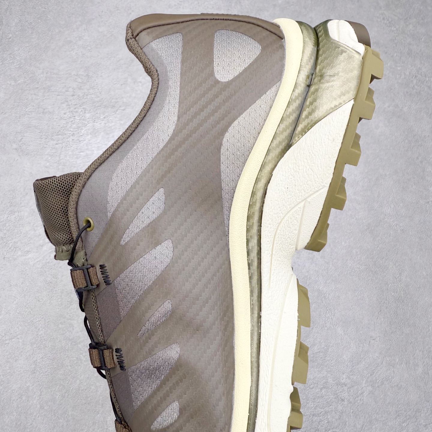 图片[7]-＃GD Salomon XT-4 OG Advanced 萨洛蒙系列低帮城市越野机能透气休闲运动鞋 鞋舌处附有迷你网眼袋收纳鞋绳以及下方的多色 Logo 标签 接着搭载奶油色 ACS 技术中底以及金色 TPU 塑料部件提升鞋款耐用性 中底与鞋面之间饰有海蓝色条状细节有效增添鞋款层次 最后应用黑色 Contragrip Chevron 外底完成鞋款设计 这次配色颇为高调 两款配色均以绚丽的渐变设计呈现 一款以粉紫渐变主打 另一款以黄绿渐变呈现 视觉效果相当吸睛 鞋面的使用玻璃纤维覆盖物加固 并通过细绳扣系带系统进行锁定 Salomon 的品牌logo 出现在脚后跟和前掌部位 中底虽然偏薄 但非常耐用 与模压塑料ACS 框架以及致密AC2 Muscle 鞋底单元结合 能够提供出色的支撑力和缓冲性 尺码：36 36.5 37.5 38 38.5 39 40 40.5 41 42 42.5 43 44 44.5 45-选品中心