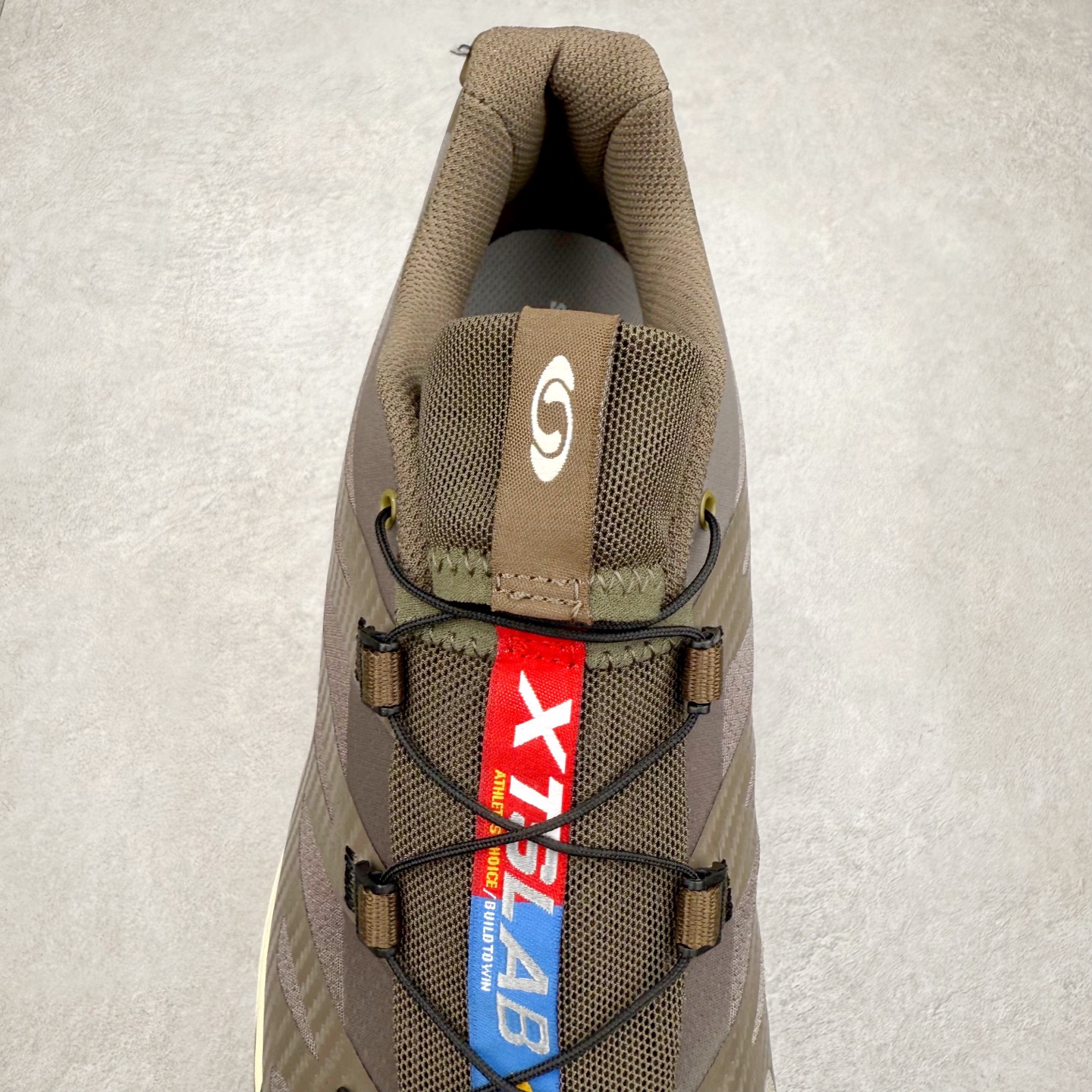 图片[5]-＃GD Salomon XT-4 OG Advanced 萨洛蒙系列低帮城市越野机能透气休闲运动鞋 鞋舌处附有迷你网眼袋收纳鞋绳以及下方的多色 Logo 标签 接着搭载奶油色 ACS 技术中底以及金色 TPU 塑料部件提升鞋款耐用性 中底与鞋面之间饰有海蓝色条状细节有效增添鞋款层次 最后应用黑色 Contragrip Chevron 外底完成鞋款设计 这次配色颇为高调 两款配色均以绚丽的渐变设计呈现 一款以粉紫渐变主打 另一款以黄绿渐变呈现 视觉效果相当吸睛 鞋面的使用玻璃纤维覆盖物加固 并通过细绳扣系带系统进行锁定 Salomon 的品牌logo 出现在脚后跟和前掌部位 中底虽然偏薄 但非常耐用 与模压塑料ACS 框架以及致密AC2 Muscle 鞋底单元结合 能够提供出色的支撑力和缓冲性 尺码：36 36.5 37.5 38 38.5 39 40 40.5 41 42 42.5 43 44 44.5 45-选品中心