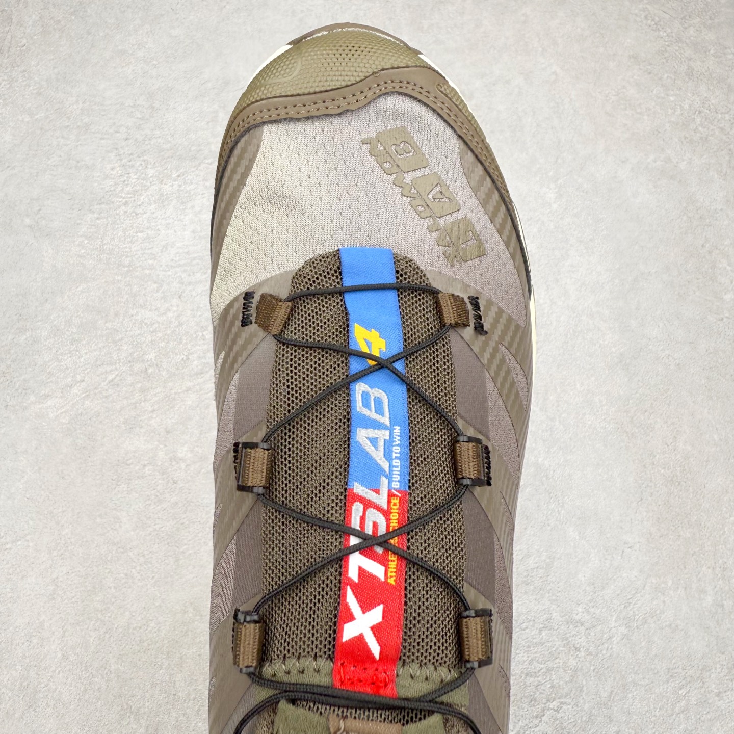 图片[4]-＃GD Salomon XT-4 OG Advanced 萨洛蒙系列低帮城市越野机能透气休闲运动鞋 鞋舌处附有迷你网眼袋收纳鞋绳以及下方的多色 Logo 标签 接着搭载奶油色 ACS 技术中底以及金色 TPU 塑料部件提升鞋款耐用性 中底与鞋面之间饰有海蓝色条状细节有效增添鞋款层次 最后应用黑色 Contragrip Chevron 外底完成鞋款设计 这次配色颇为高调 两款配色均以绚丽的渐变设计呈现 一款以粉紫渐变主打 另一款以黄绿渐变呈现 视觉效果相当吸睛 鞋面的使用玻璃纤维覆盖物加固 并通过细绳扣系带系统进行锁定 Salomon 的品牌logo 出现在脚后跟和前掌部位 中底虽然偏薄 但非常耐用 与模压塑料ACS 框架以及致密AC2 Muscle 鞋底单元结合 能够提供出色的支撑力和缓冲性 尺码：36 36.5 37.5 38 38.5 39 40 40.5 41 42 42.5 43 44 44.5 45-选品中心