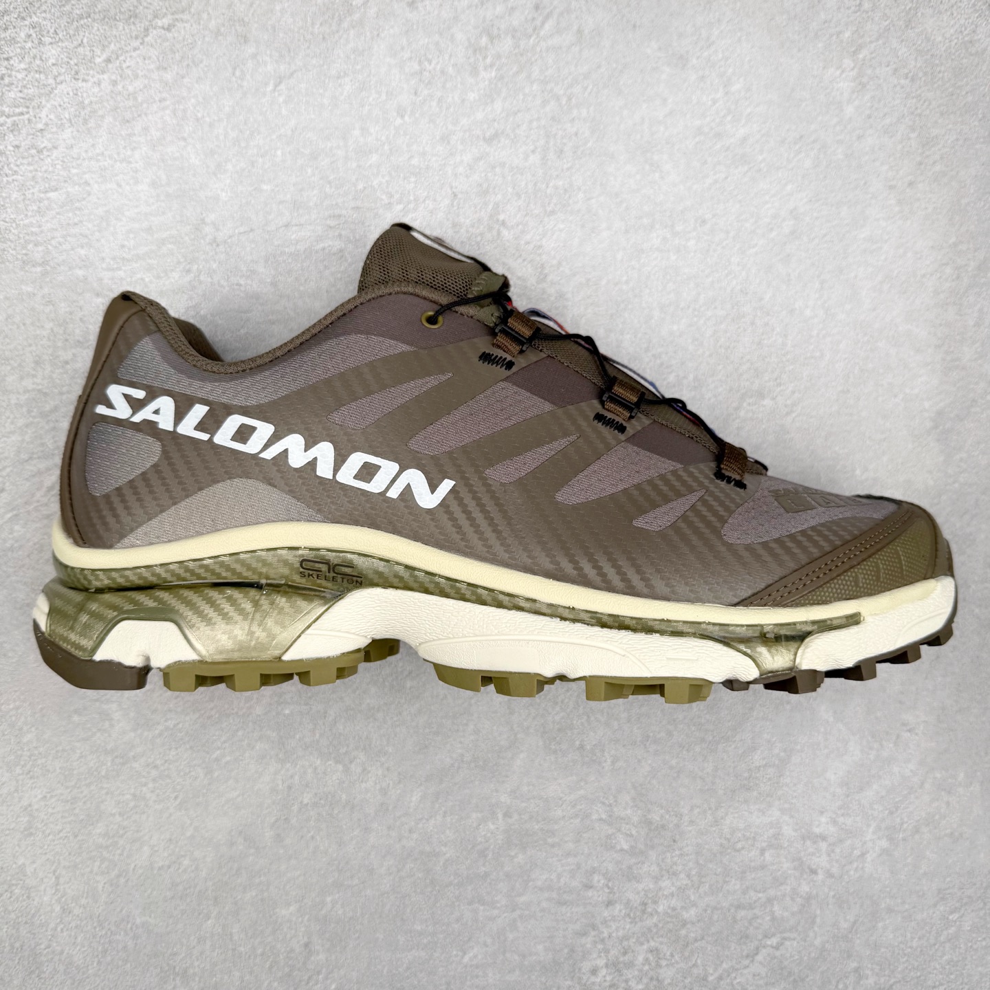 ＃GD Salomon XT-4 OG Advanced 萨洛蒙系列低帮城市越野机能透气休闲运动鞋 鞋舌处附有迷你网眼袋收纳鞋绳以及下方的多色 Logo 标签 接着搭载奶油色 ACS 技术中底以及金色 TPU 塑料部件提升鞋款耐用性 中底与鞋面之间饰有海蓝色条状细节有效增添鞋款层次 最后应用黑色 Contragrip Chevron 外底完成鞋款设计 这次配色颇为高调 两款配色均以绚丽的渐变设计呈现 一款以粉紫渐变主打 另一款以黄绿渐变呈现 视觉效果相当吸睛 鞋面的使用玻璃纤维覆盖物加固 并通过细绳扣系带系统进行锁定 Salomon 的品牌logo 出现在脚后跟和前掌部位 中底虽然偏薄 但非常耐用 与模压塑料ACS 框架以及致密AC2 Muscle 鞋底单元结合 能够提供出色的支撑力和缓冲性 尺码：36 36.5 37.5 38 38.5 39 40 40.5 41 42 42.5 43 44 44.5 45-选品中心