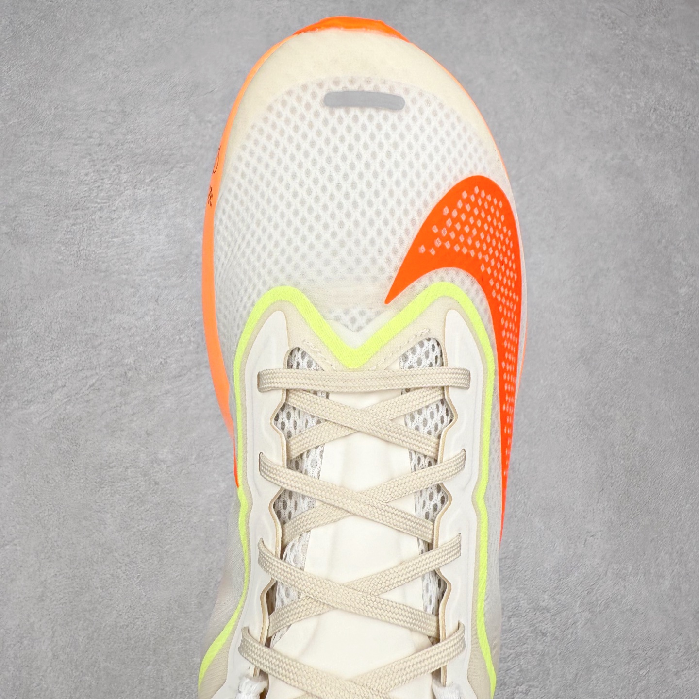 图片[4]-NK ZoomX Invincible Run Flyknit 6 轻量跑鞋 飞织低帮休闲运动慢跑鞋 FN8455-105 此鞋专为短跑运动员而生 是为 5 至 10 公里距离的赛事和训练打造 整体设计采用流线型的轻质工程网眼材质构成鞋面 并与其他 Running 旗舰鞋款同样搭载全脚掌 ZoomX 缓冲中底 搭配 Pebax 物料与橡胶外底 ZoomX StreakFly 首发配色以Prototype呈现 其灵感是来自开发期间的磨损测试 透过编号的标记与内侧的预期跑步距离突出研发过程 尺码：36 36.5 37.5 38 38.5 39 40 40.5 41 42 42.5 43 44 45-选品中心