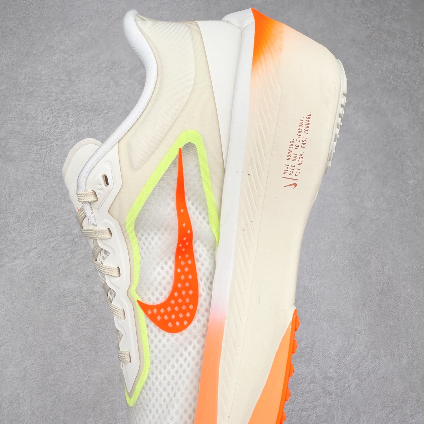 图片[7]-NK ZoomX Invincible Run Flyknit 6 轻量跑鞋 飞织低帮休闲运动慢跑鞋 FN8455-105 此鞋专为短跑运动员而生 是为 5 至 10 公里距离的赛事和训练打造 整体设计采用流线型的轻质工程网眼材质构成鞋面 并与其他 Running 旗舰鞋款同样搭载全脚掌 ZoomX 缓冲中底 搭配 Pebax 物料与橡胶外底 ZoomX StreakFly 首发配色以Prototype呈现 其灵感是来自开发期间的磨损测试 透过编号的标记与内侧的预期跑步距离突出研发过程 尺码：36 36.5 37.5 38 38.5 39 40 40.5 41 42 42.5 43 44 45-选品中心