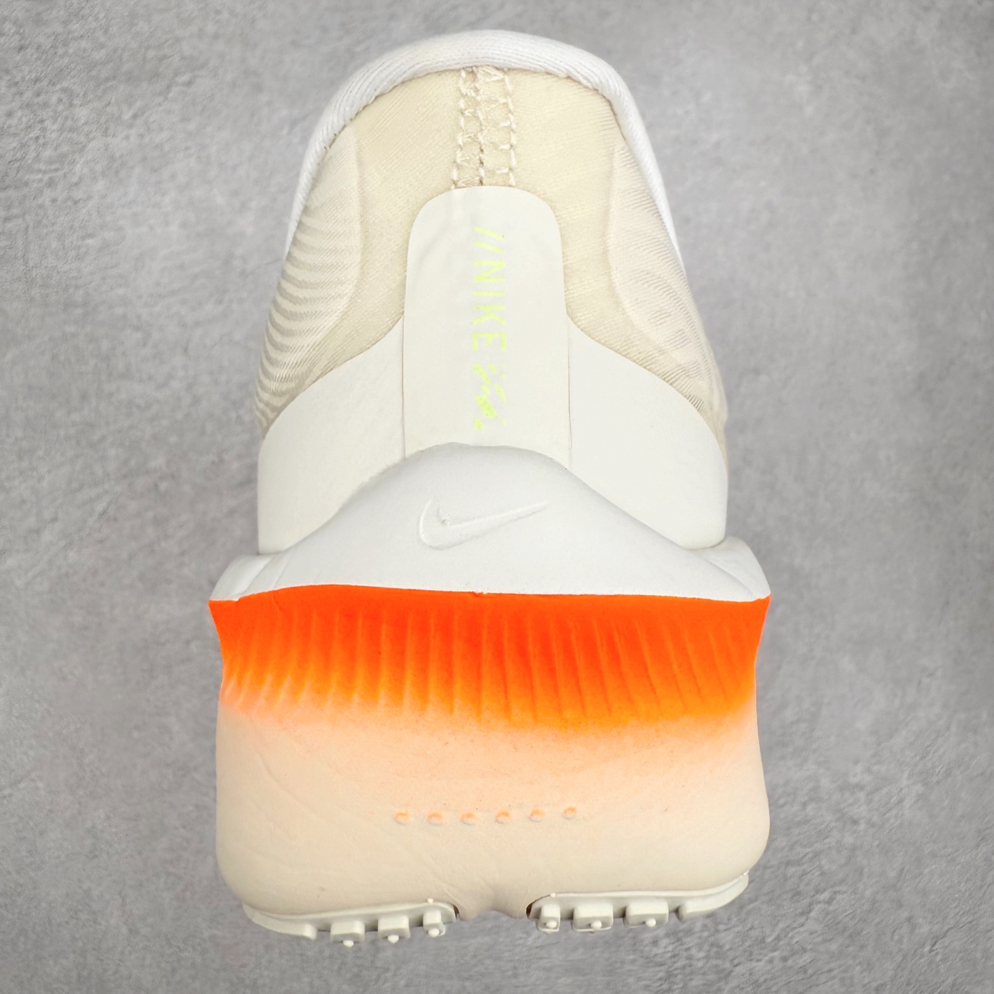 图片[8]-NK ZoomX Invincible Run Flyknit 6 轻量跑鞋 飞织低帮休闲运动慢跑鞋 FN8455-105 此鞋专为短跑运动员而生 是为 5 至 10 公里距离的赛事和训练打造 整体设计采用流线型的轻质工程网眼材质构成鞋面 并与其他 Running 旗舰鞋款同样搭载全脚掌 ZoomX 缓冲中底 搭配 Pebax 物料与橡胶外底 ZoomX StreakFly 首发配色以Prototype呈现 其灵感是来自开发期间的磨损测试 透过编号的标记与内侧的预期跑步距离突出研发过程 尺码：36 36.5 37.5 38 38.5 39 40 40.5 41 42 42.5 43 44 45-选品中心