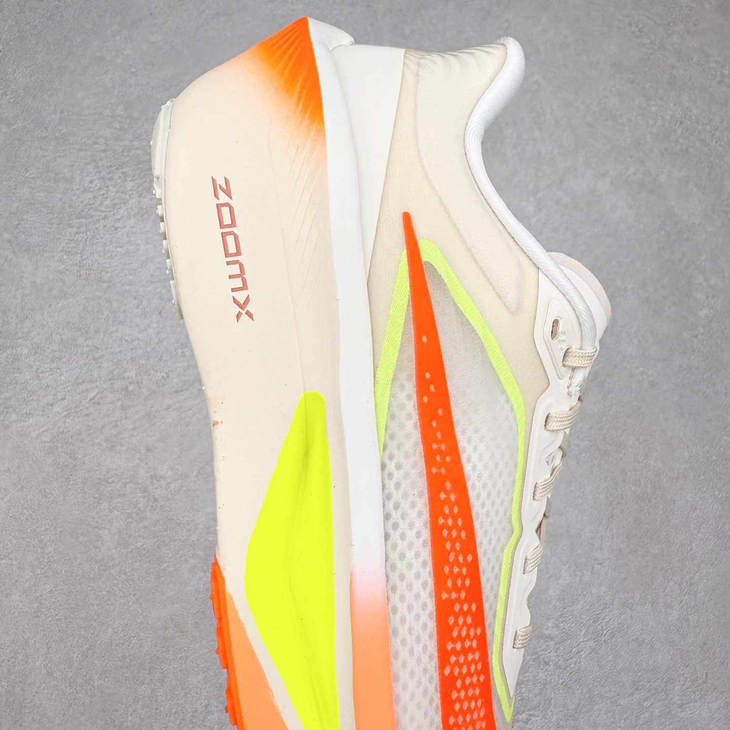 图片[6]-NK ZoomX Invincible Run Flyknit 6 轻量跑鞋 飞织低帮休闲运动慢跑鞋 FN8455-105 此鞋专为短跑运动员而生 是为 5 至 10 公里距离的赛事和训练打造 整体设计采用流线型的轻质工程网眼材质构成鞋面 并与其他 Running 旗舰鞋款同样搭载全脚掌 ZoomX 缓冲中底 搭配 Pebax 物料与橡胶外底 ZoomX StreakFly 首发配色以Prototype呈现 其灵感是来自开发期间的磨损测试 透过编号的标记与内侧的预期跑步距离突出研发过程 尺码：36 36.5 37.5 38 38.5 39 40 40.5 41 42 42.5 43 44 45-选品中心