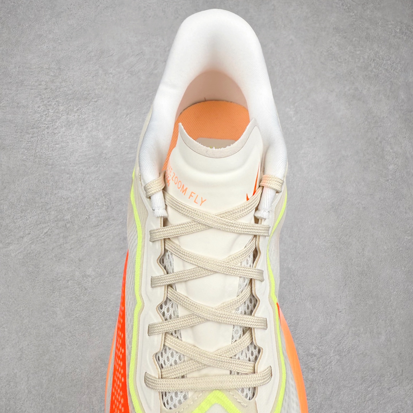 图片[5]-NK ZoomX Invincible Run Flyknit 6 轻量跑鞋 飞织低帮休闲运动慢跑鞋 FN8455-105 此鞋专为短跑运动员而生 是为 5 至 10 公里距离的赛事和训练打造 整体设计采用流线型的轻质工程网眼材质构成鞋面 并与其他 Running 旗舰鞋款同样搭载全脚掌 ZoomX 缓冲中底 搭配 Pebax 物料与橡胶外底 ZoomX StreakFly 首发配色以Prototype呈现 其灵感是来自开发期间的磨损测试 透过编号的标记与内侧的预期跑步距离突出研发过程 尺码：36 36.5 37.5 38 38.5 39 40 40.5 41 42 42.5 43 44 45-选品中心