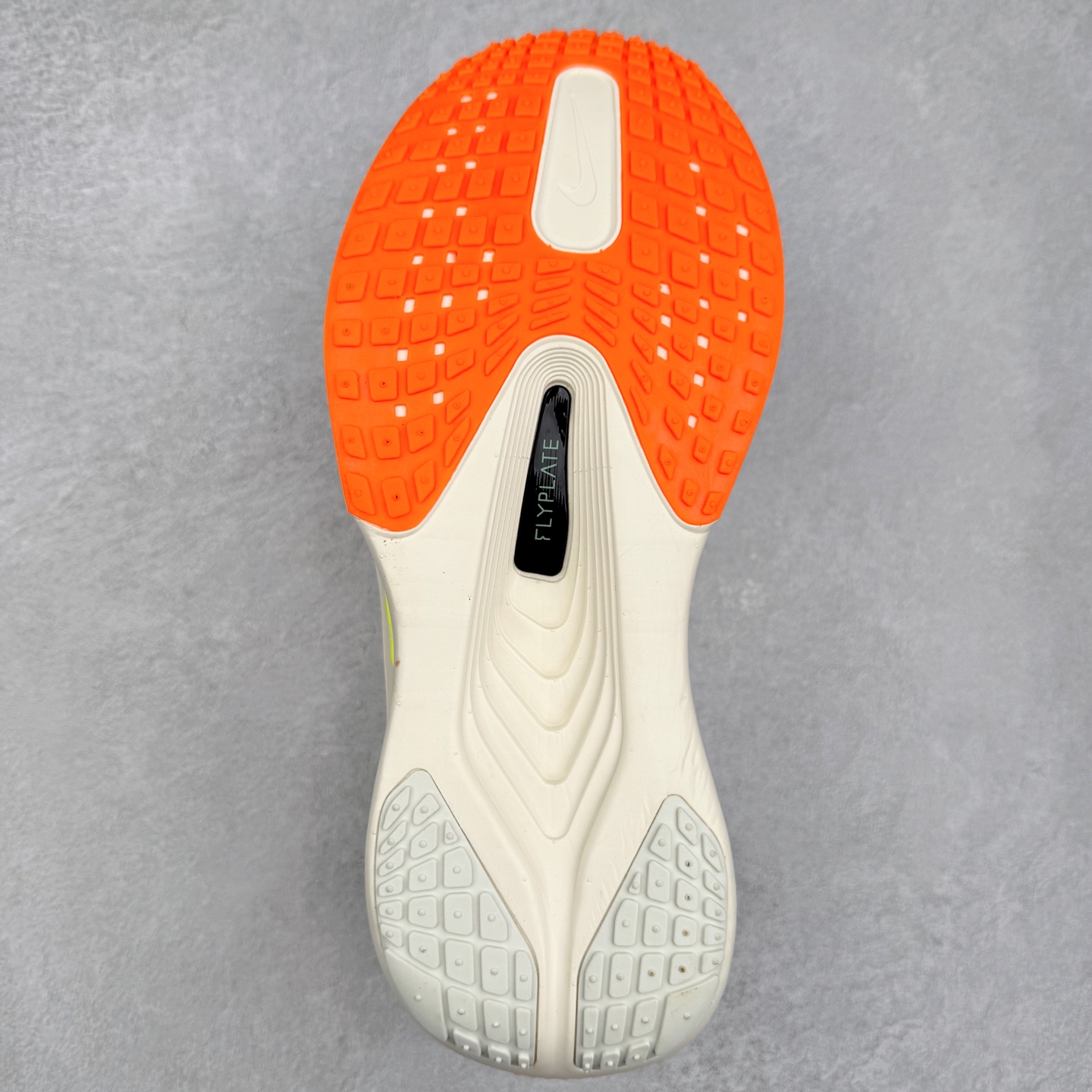 图片[9]-NK ZoomX Invincible Run Flyknit 6 轻量跑鞋 飞织低帮休闲运动慢跑鞋 FN8455-105 此鞋专为短跑运动员而生 是为 5 至 10 公里距离的赛事和训练打造 整体设计采用流线型的轻质工程网眼材质构成鞋面 并与其他 Running 旗舰鞋款同样搭载全脚掌 ZoomX 缓冲中底 搭配 Pebax 物料与橡胶外底 ZoomX StreakFly 首发配色以Prototype呈现 其灵感是来自开发期间的磨损测试 透过编号的标记与内侧的预期跑步距离突出研发过程 尺码：36 36.5 37.5 38 38.5 39 40 40.5 41 42 42.5 43 44 45-选品中心