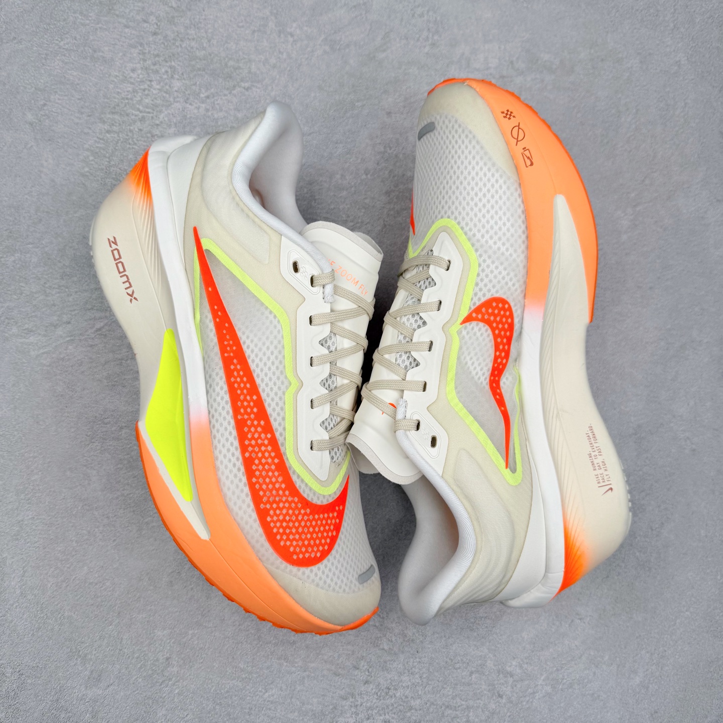 图片[3]-NK ZoomX Invincible Run Flyknit 6 轻量跑鞋 飞织低帮休闲运动慢跑鞋 FN8455-105 此鞋专为短跑运动员而生 是为 5 至 10 公里距离的赛事和训练打造 整体设计采用流线型的轻质工程网眼材质构成鞋面 并与其他 Running 旗舰鞋款同样搭载全脚掌 ZoomX 缓冲中底 搭配 Pebax 物料与橡胶外底 ZoomX StreakFly 首发配色以Prototype呈现 其灵感是来自开发期间的磨损测试 透过编号的标记与内侧的预期跑步距离突出研发过程 尺码：36 36.5 37.5 38 38.5 39 40 40.5 41 42 42.5 43 44 45-选品中心