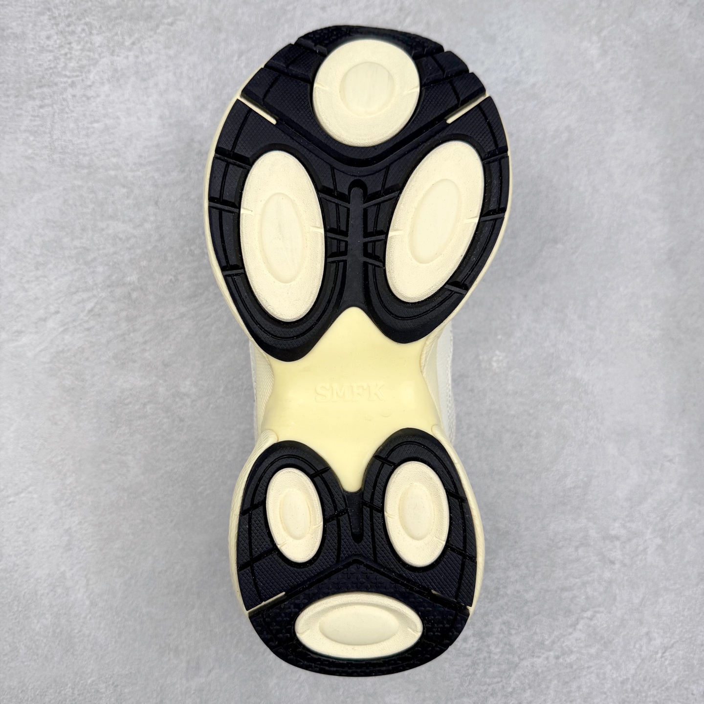 图片[9]-＃福利特价 SMFK 复古厚底 纯原出品 024早春新款厚底运动鞋 一眼心动 质感拉满 上脚无敌增高\\t 闭眼可入 非常时髦的单品之一超多网红博主、明星都穿 smfk的运动鞋 真的是越看越上头\\t超级百搭\\t 面料：原版订制牛皮十网眼布面料 内里：透气网内里 鞋底：独家私模原版发泡(不是便宜的重底硬底)组合大底 尺码：35 36 37 38 39 40-选品中心