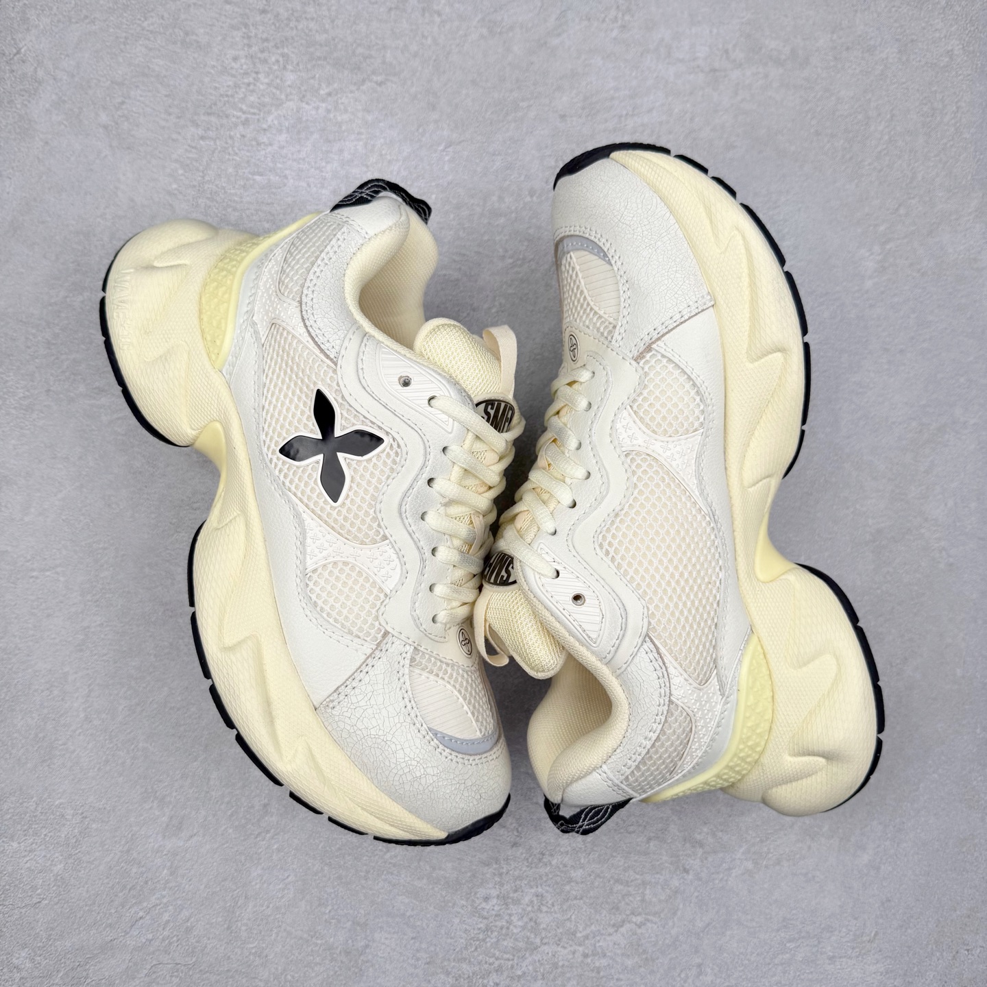 图片[3]-＃福利特价 SMFK 复古厚底 纯原出品 024早春新款厚底运动鞋 一眼心动 质感拉满 上脚无敌增高\\t 闭眼可入 非常时髦的单品之一超多网红博主、明星都穿 smfk的运动鞋 真的是越看越上头\\t超级百搭\\t 面料：原版订制牛皮十网眼布面料 内里：透气网内里 鞋底：独家私模原版发泡(不是便宜的重底硬底)组合大底 尺码：35 36 37 38 39 40-选品中心