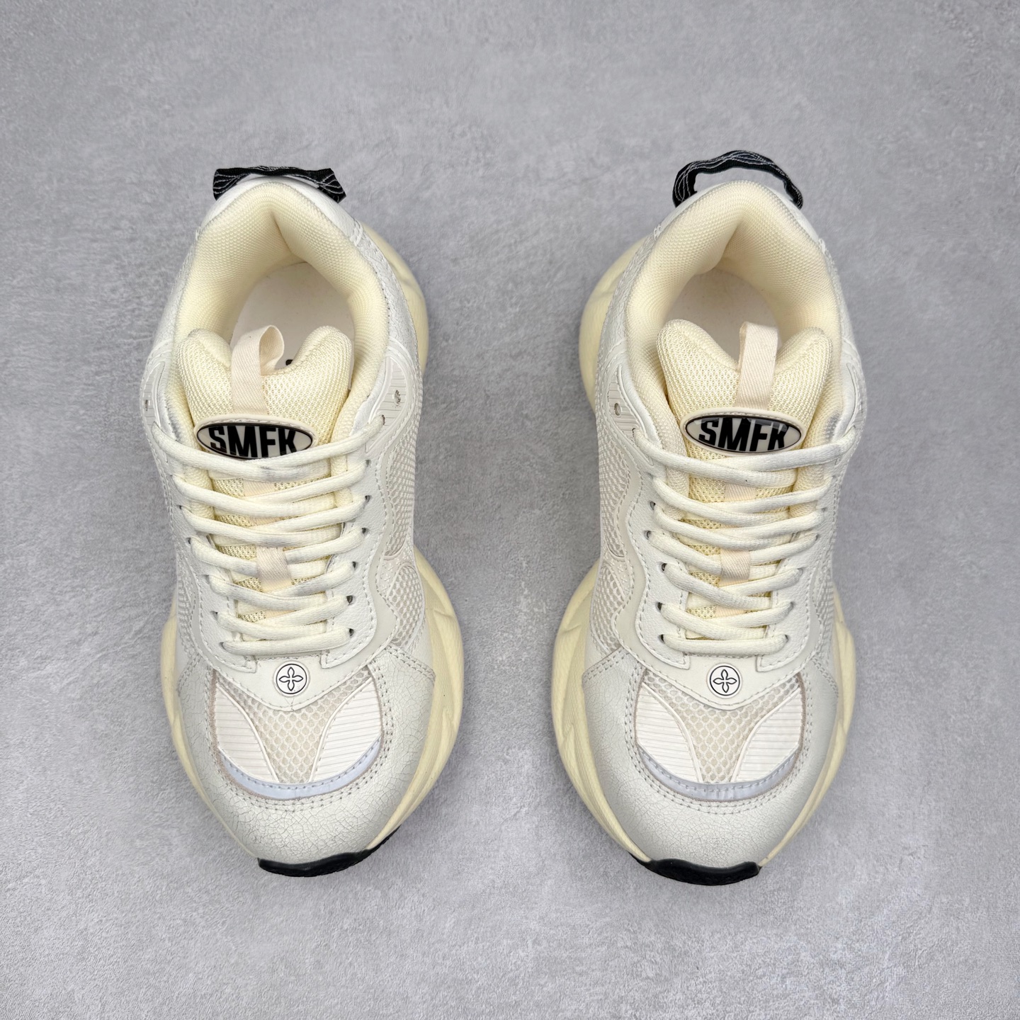 图片[2]-＃福利特价 SMFK 复古厚底 纯原出品 024早春新款厚底运动鞋 一眼心动 质感拉满 上脚无敌增高\\t 闭眼可入 非常时髦的单品之一超多网红博主、明星都穿 smfk的运动鞋 真的是越看越上头\\t超级百搭\\t 面料：原版订制牛皮十网眼布面料 内里：透气网内里 鞋底：独家私模原版发泡(不是便宜的重底硬底)组合大底 尺码：35 36 37 38 39 40-选品中心