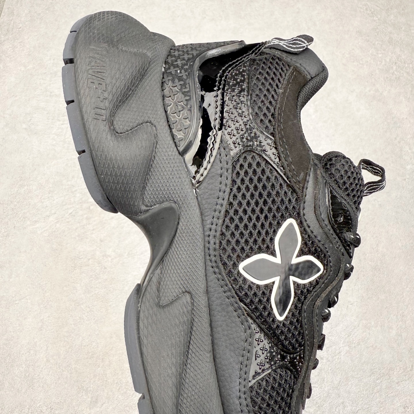 图片[6]-＃福利特价 SMFK 复古厚底 纯原出品 024早春新款厚底运动鞋 一眼心动 质感拉满 上脚无敌增高\\t 闭眼可入 非常时髦的单品之一超多网红博主、明星都穿 smfk的运动鞋 真的是越看越上头\\t超级百搭\\t 面料：原版订制牛皮十网眼布面料 内里：透气网内里 鞋底：独家私模原版发泡(不是便宜的重底硬底)组合大底 尺码：35 36 37 38 39 40-选品中心