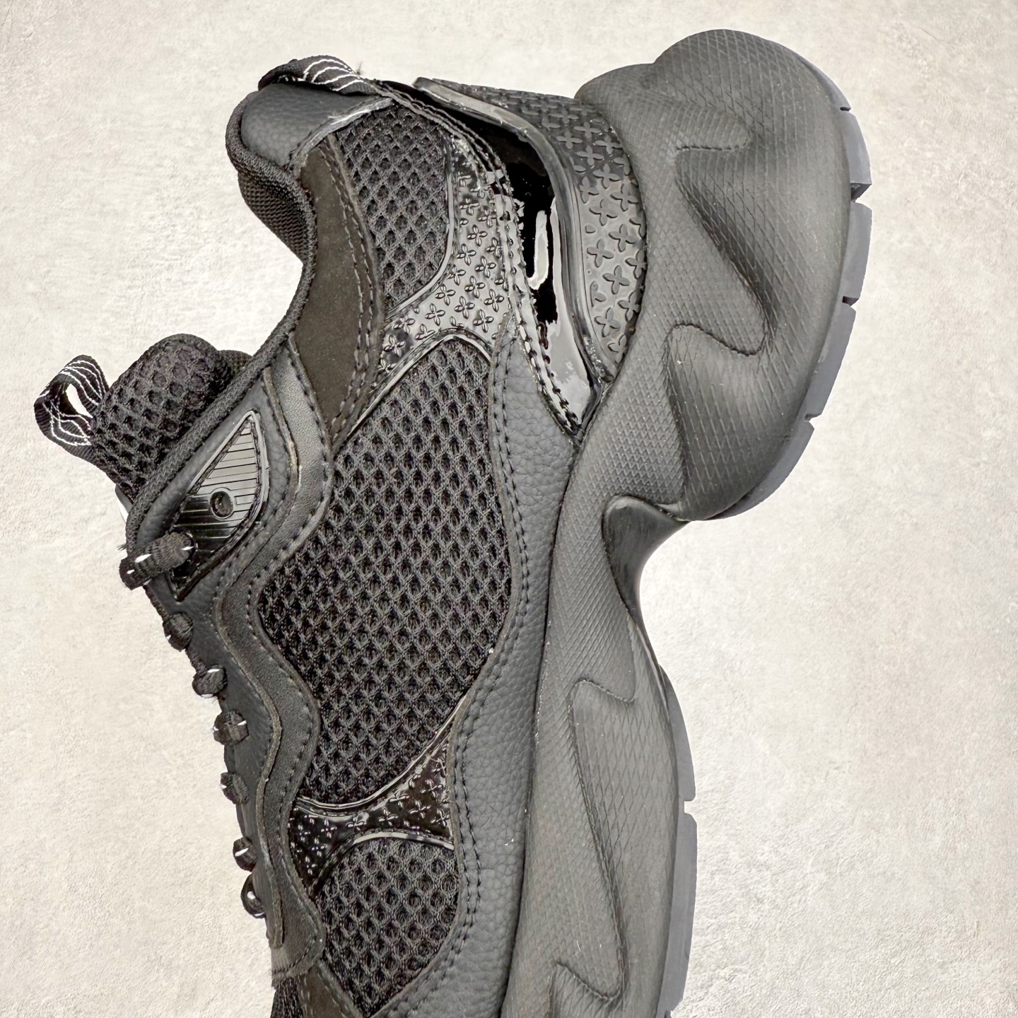 图片[7]-＃福利特价 SMFK 复古厚底 纯原出品 024早春新款厚底运动鞋 一眼心动 质感拉满 上脚无敌增高\\t 闭眼可入 非常时髦的单品之一超多网红博主、明星都穿 smfk的运动鞋 真的是越看越上头\\t超级百搭\\t 面料：原版订制牛皮十网眼布面料 内里：透气网内里 鞋底：独家私模原版发泡(不是便宜的重底硬底)组合大底 尺码：35 36 37 38 39 40-选品中心