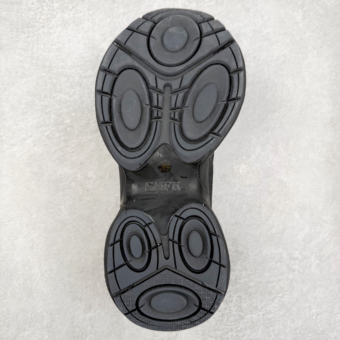 图片[9]-＃福利特价 SMFK 复古厚底 纯原出品 024早春新款厚底运动鞋 一眼心动 质感拉满 上脚无敌增高\\t 闭眼可入 非常时髦的单品之一超多网红博主、明星都穿 smfk的运动鞋 真的是越看越上头\\t超级百搭\\t 面料：原版订制牛皮十网眼布面料 内里：透气网内里 鞋底：独家私模原版发泡(不是便宜的重底硬底)组合大底 尺码：35 36 37 38 39 40-选品中心