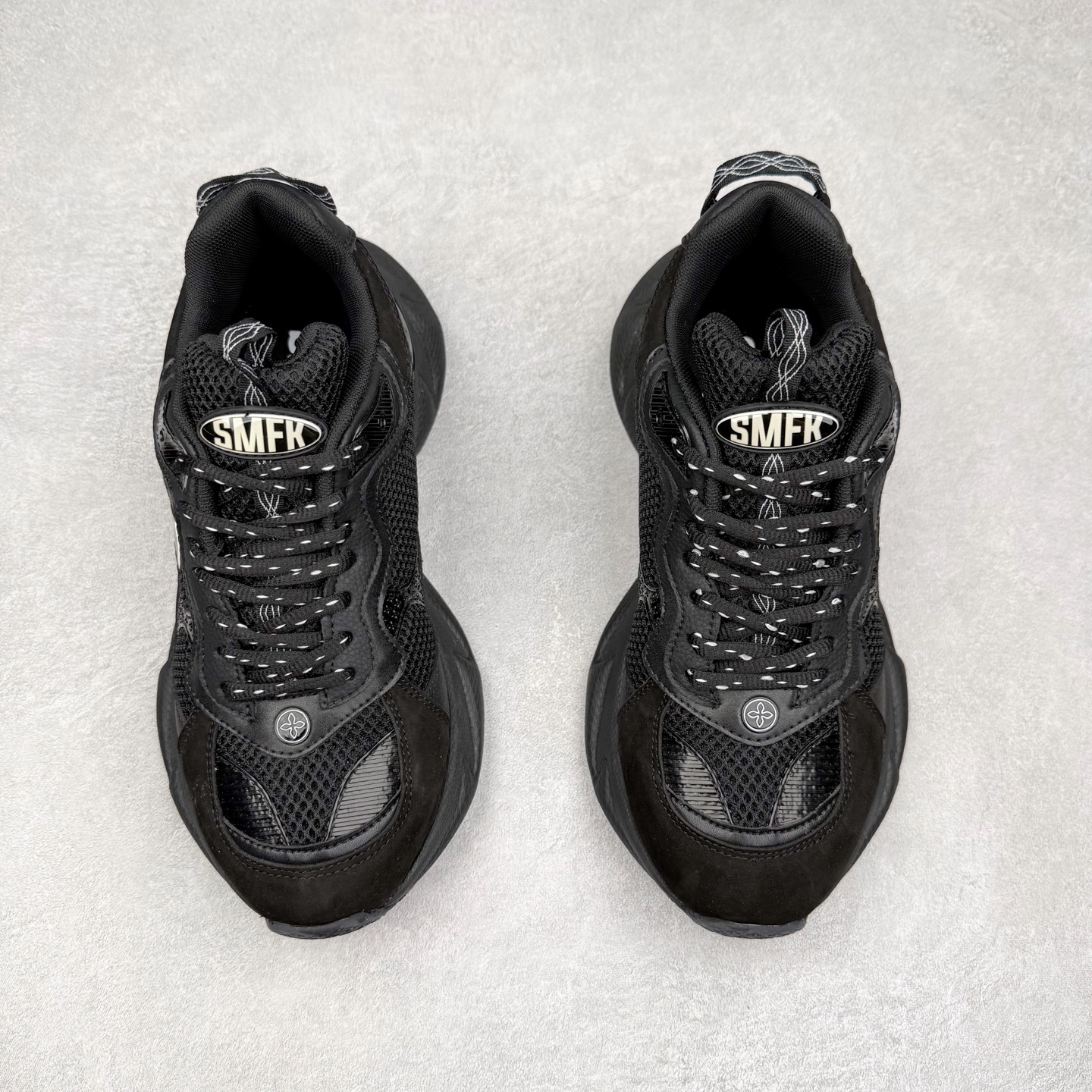 图片[2]-＃福利特价 SMFK 复古厚底 纯原出品 024早春新款厚底运动鞋 一眼心动 质感拉满 上脚无敌增高\\t 闭眼可入 非常时髦的单品之一超多网红博主、明星都穿 smfk的运动鞋 真的是越看越上头\\t超级百搭\\t 面料：原版订制牛皮十网眼布面料 内里：透气网内里 鞋底：独家私模原版发泡(不是便宜的重底硬底)组合大底 尺码：35 36 37 38 39 40-选品中心