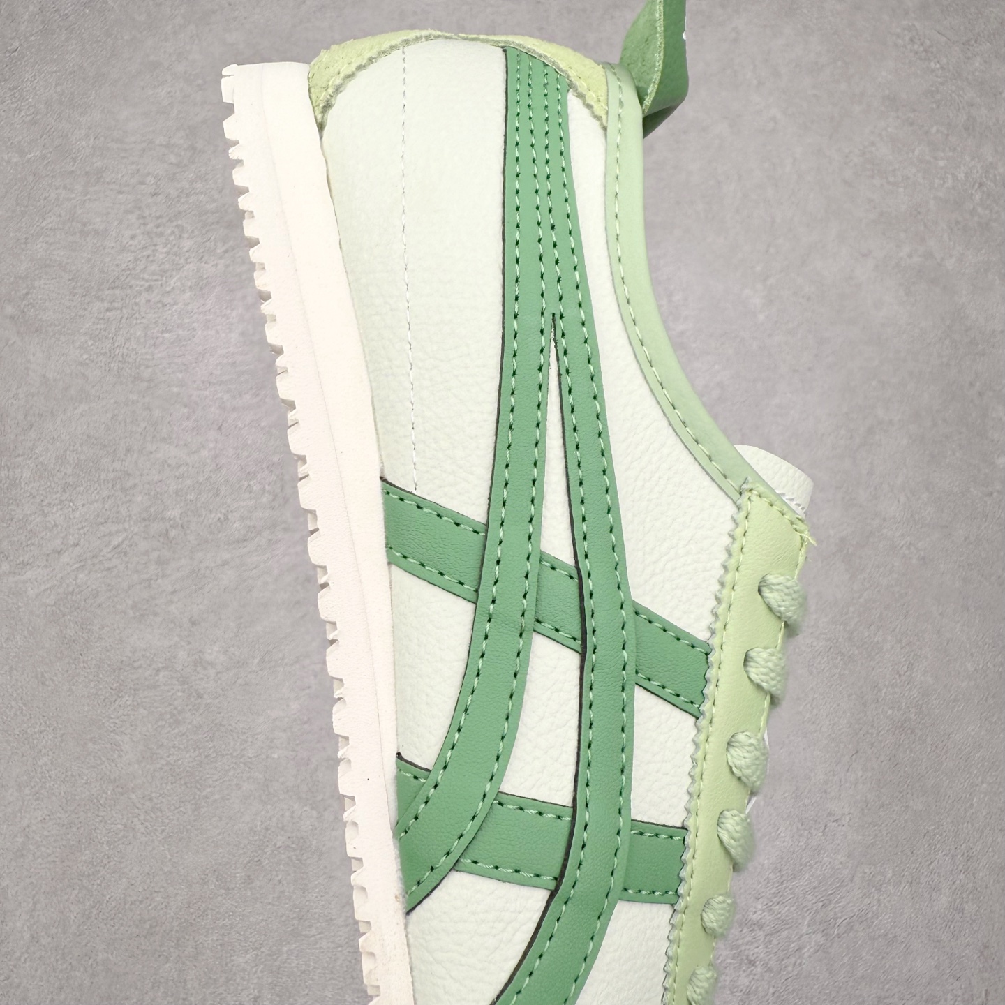 图片[6]-＃纯原福利 Asics Onitsuka Tiger MEXICO 66 亚瑟士鬼冢虎复古经典板鞋 市场最强版本 原厂牛津布加持 海外订单工厂出品 超成熟稳定的做工品控 原装全套纸板楦头开发 原汁原味 完美呈现版型 私模正确鞋底咬花纹路 一比一鞋头弧度高度鞋身弧度 绝不口嗨 细节品控鞋型随意秒杀市面 原档咬花纹路私模大底 一个单元有六个三角形 总体形拼接呈现花瓣状 官方四联吊牌 原装Ortholite轻量化鞋垫 原盒原配 质保卡 说明书 钢印防尘纸 纸板中底带钢印 乳胶组合鞋垫 支持全方位的对比专柜 产品从款式颜色造型上体现出追求舒适和细节的完美 鞋类更是推崇手工制作的严谨与完美 融舒适性与可穿性的设计风格 注重细节的完美和别致魅力 既保持稳重 又不失轻松的时尚感 尺码：36 37 37.5 38 39 39.5 40 40.5 41.5 42 42.5 43.5 44 45-选品中心